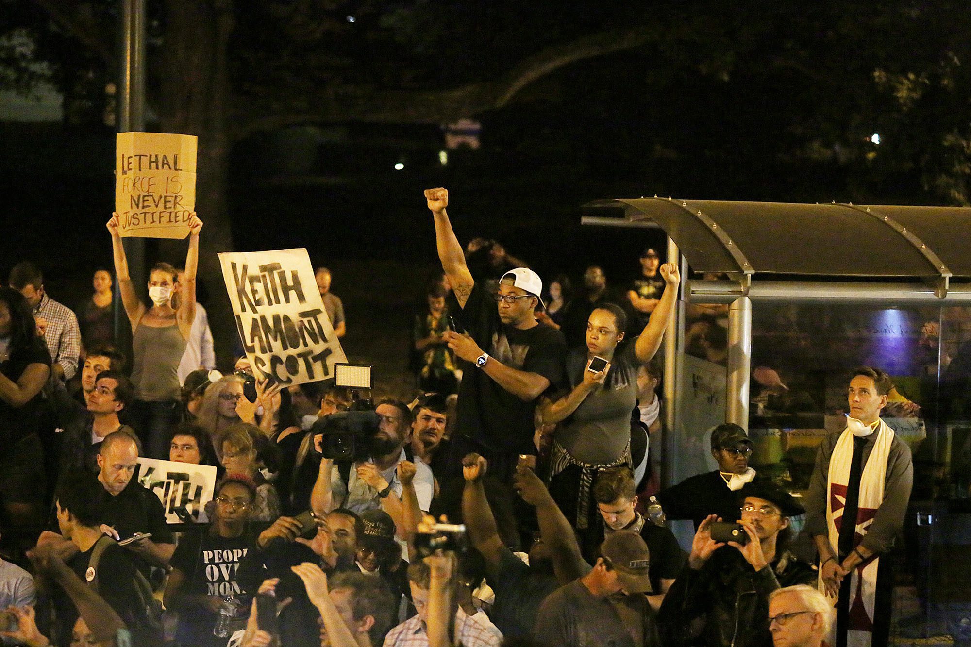 Keith Lamont Scott tinha um livro ou uma arma? Charlotte quer respostas