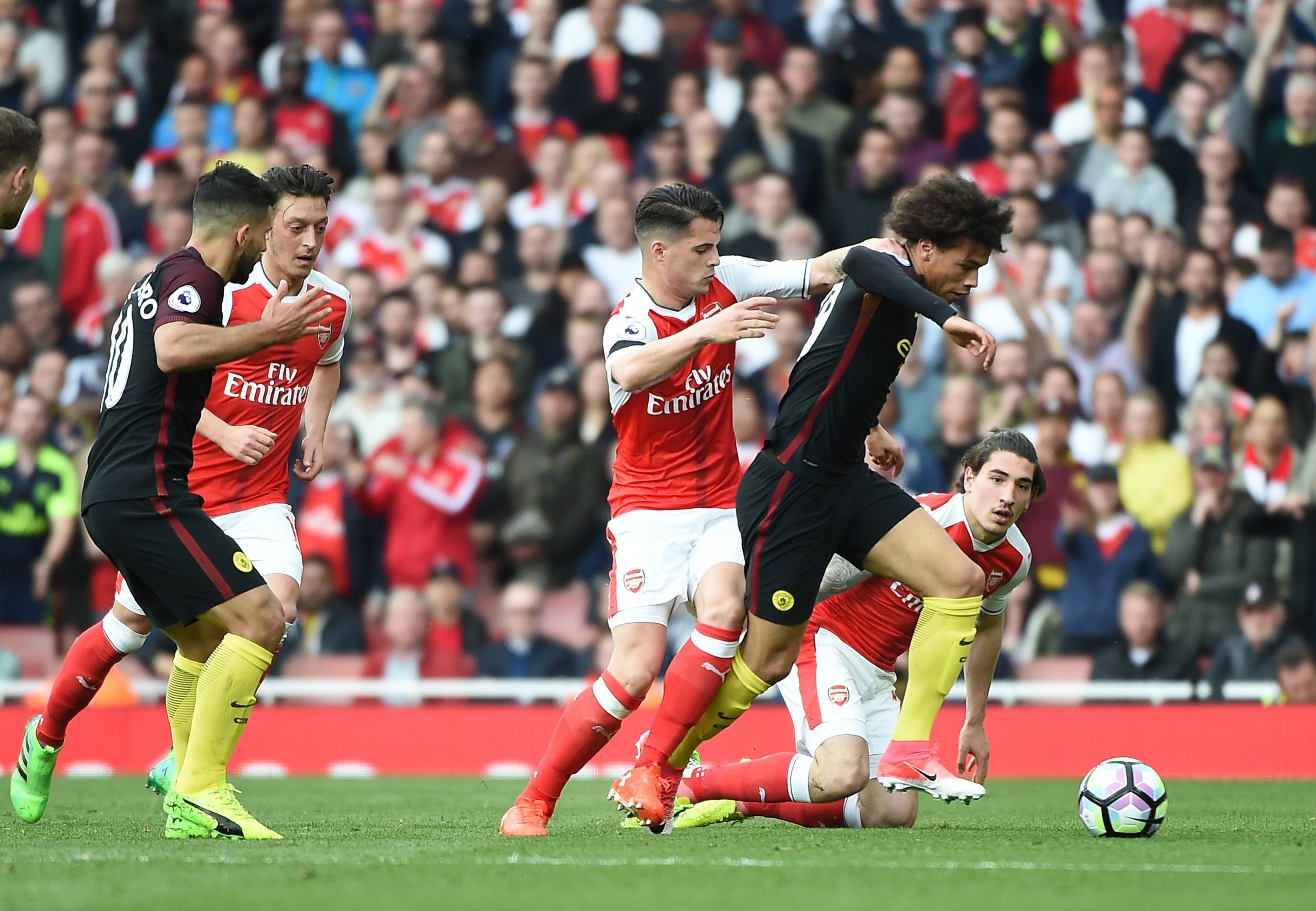 Wenger continua com vida difícil. Arsenal empata com City de Guardiola