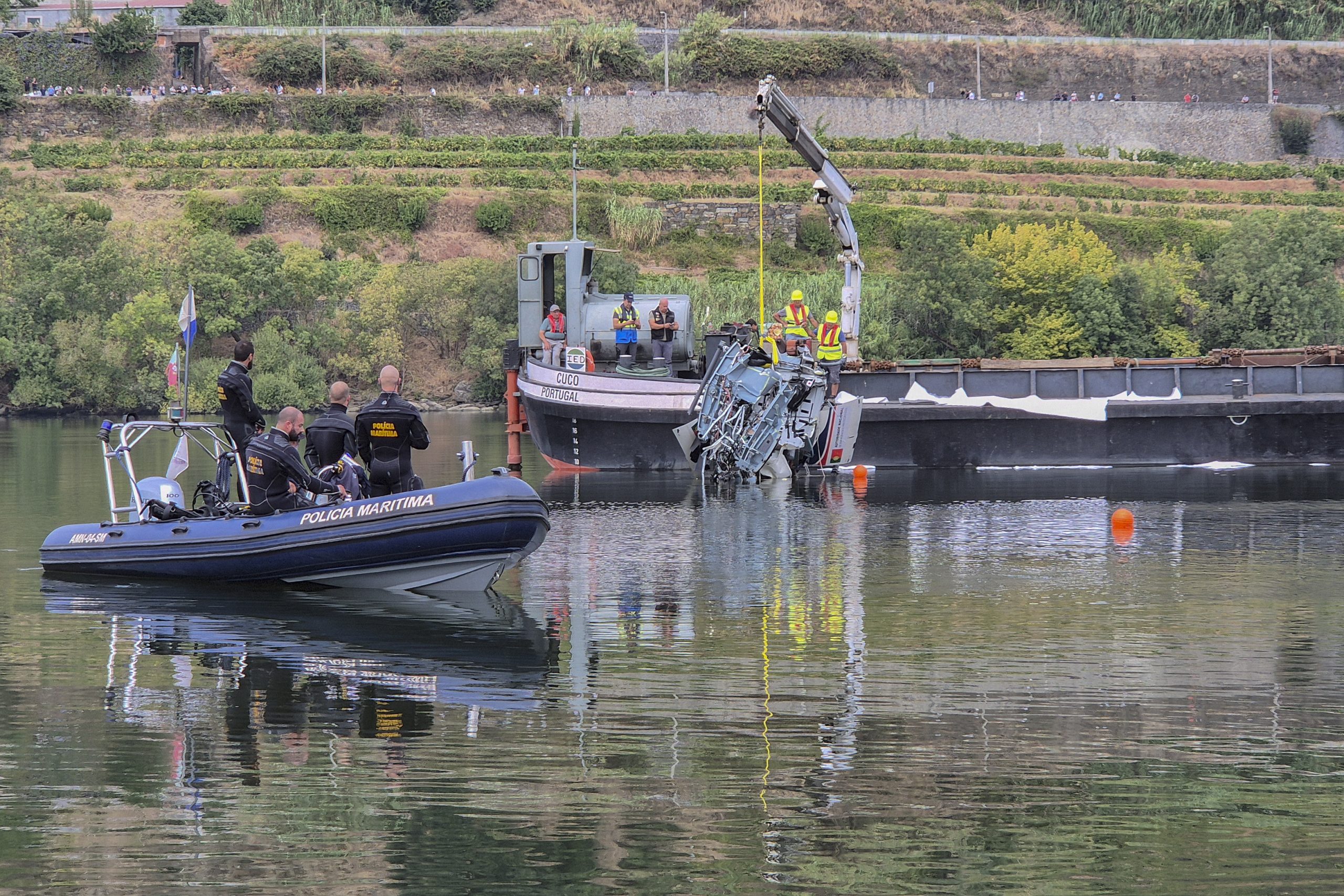 “Destruição total da aeronave”. Embarcação com grua retira parte do helicóptero do Douro