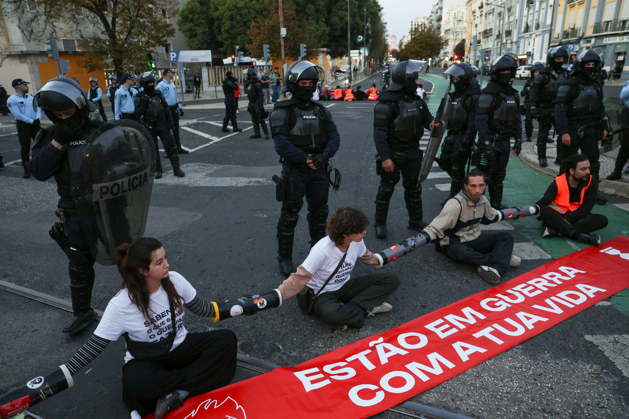Retomada circulação na Avenida Almirante Reis em Lisboa após bloqueio do Climáximo
