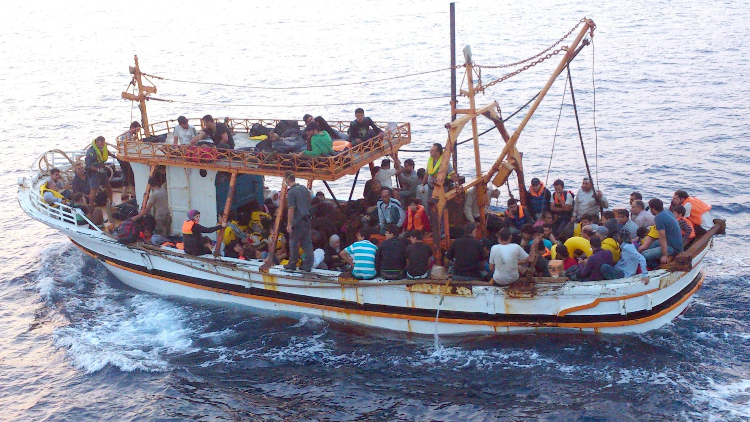 Refugiados: Amnistia denuncia abusos graves criados pela pressão da UE sobre Itália