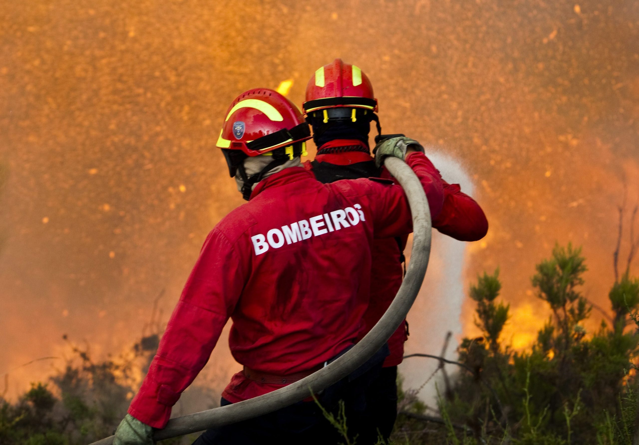 Fogo com três frentes em Monção deverá estar dominado durante a madrugada