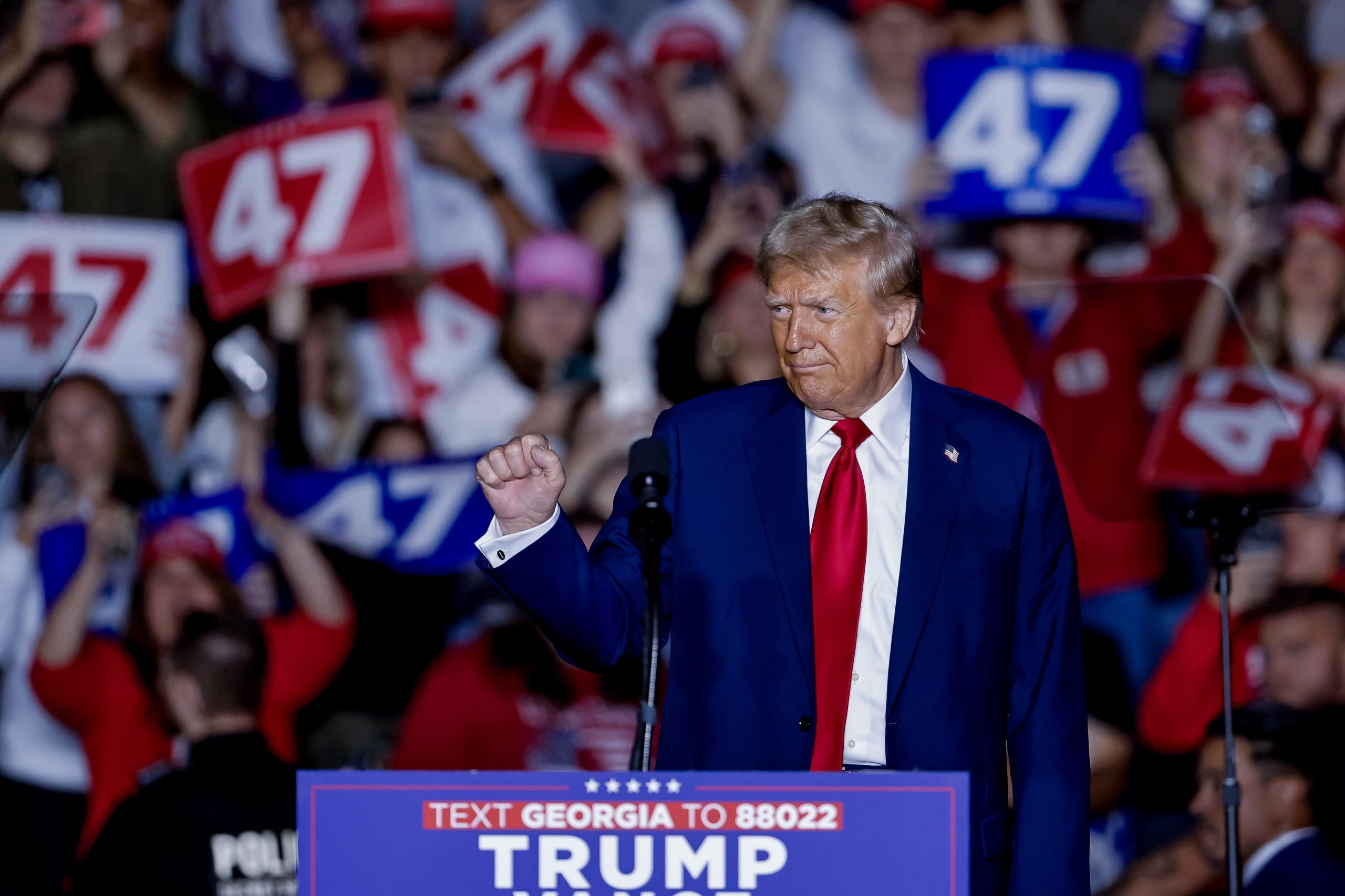 Trump descreve comício nova-iorquino marcado por insultos racistas como “festival de amor”