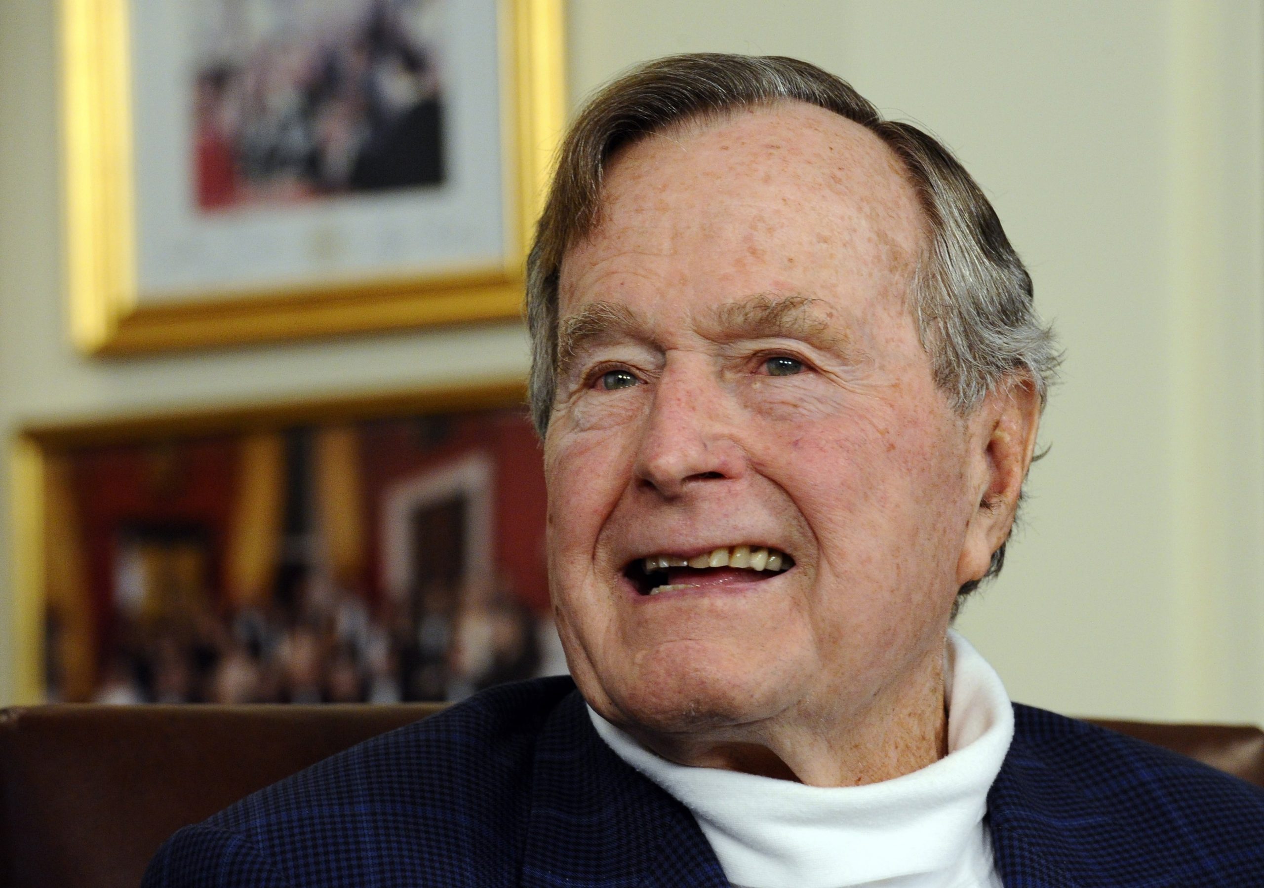 George Bush chama “fanfarrão” a Trump e confirma ter votado em Clinton