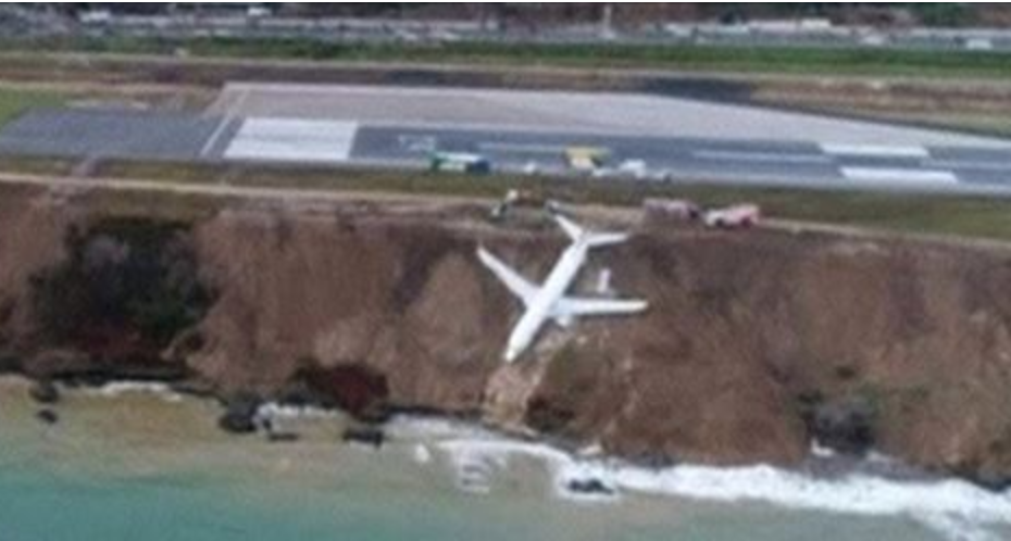 Avião sai da pista e quase cai à água na Turquia