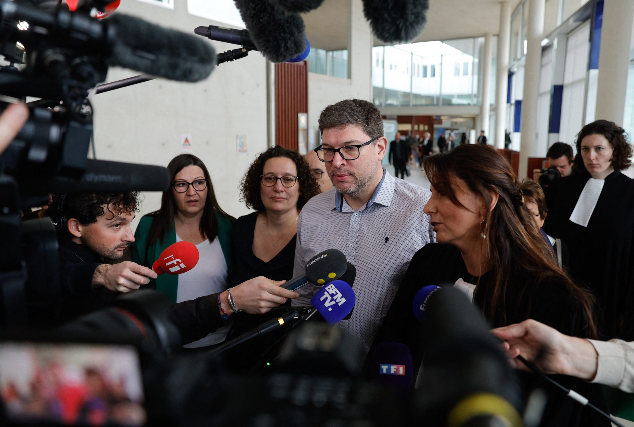 Professora julgada por assédio escolar em França após suicídio de aluna