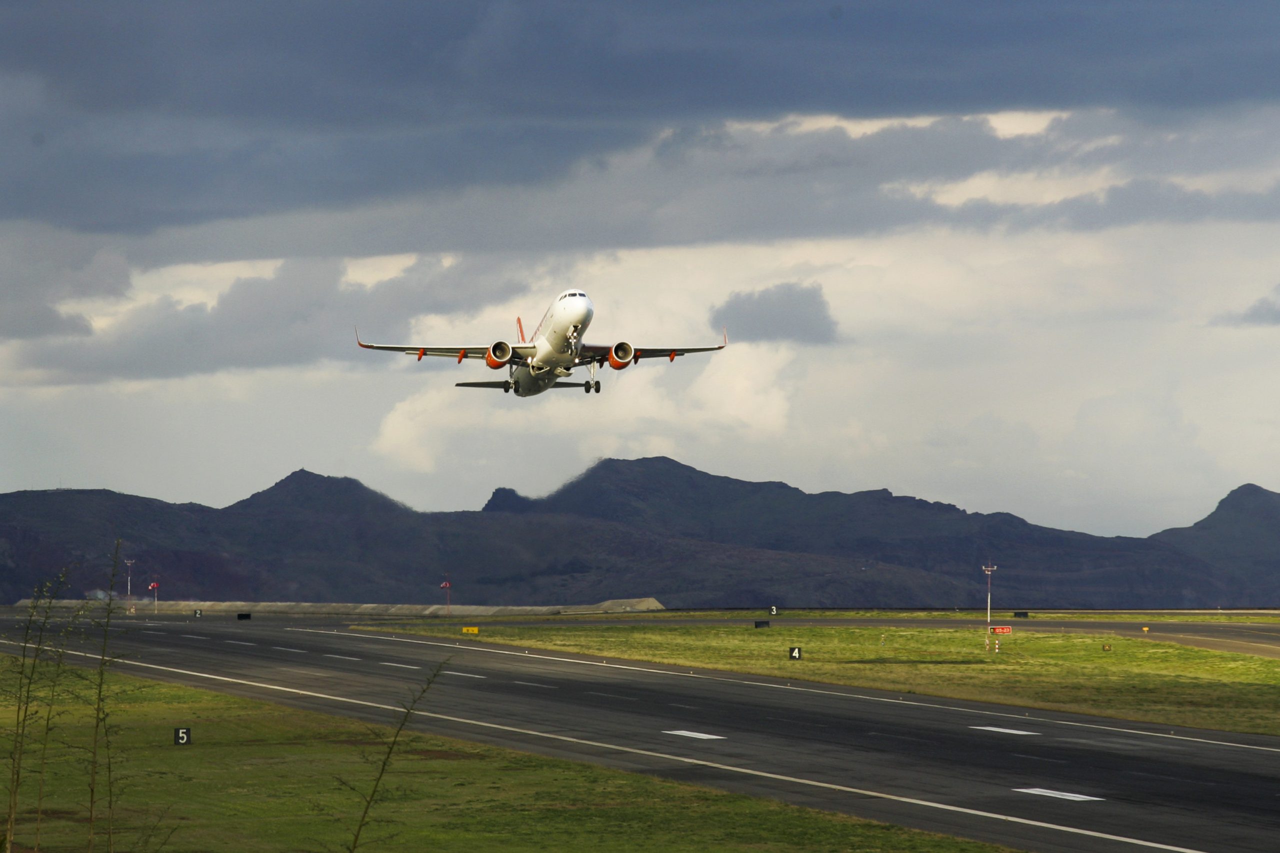 Procura de viagens aéreas cedeu quase 71% em outubro