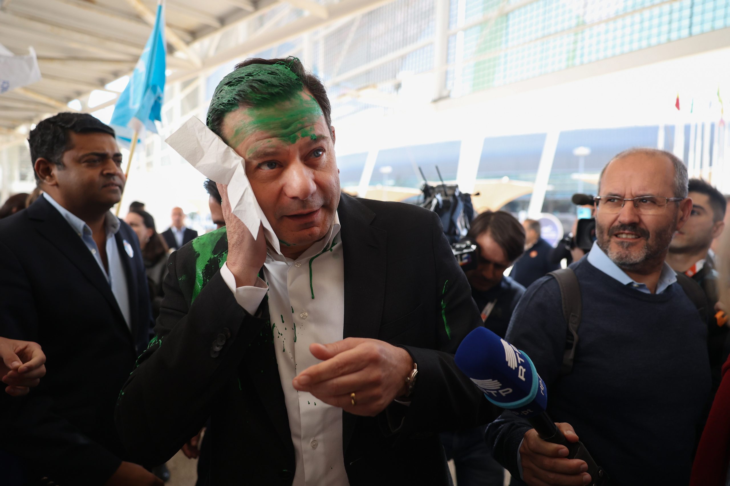 Ministério Público pede condenação de ativista que atingiu Luís Montenegro com tinta verde