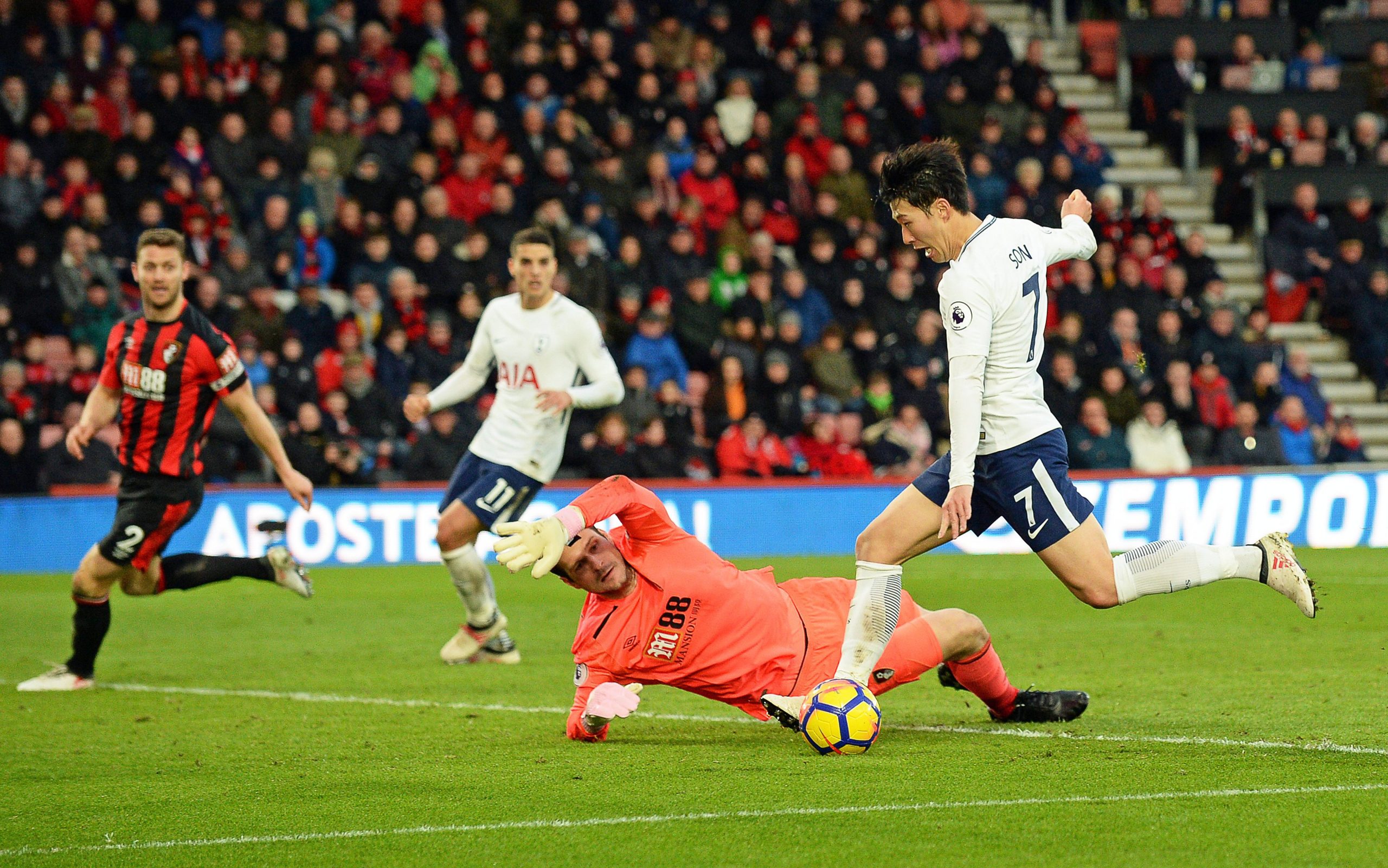 Premier League: Tottenham vence e sobe ao pódio