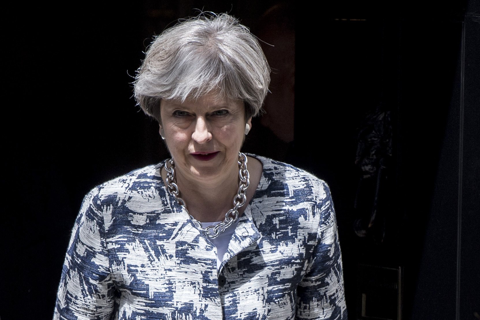 Theresa May inicia visita ao Japão marcada pelo “Brexit” e Coreia do Norte