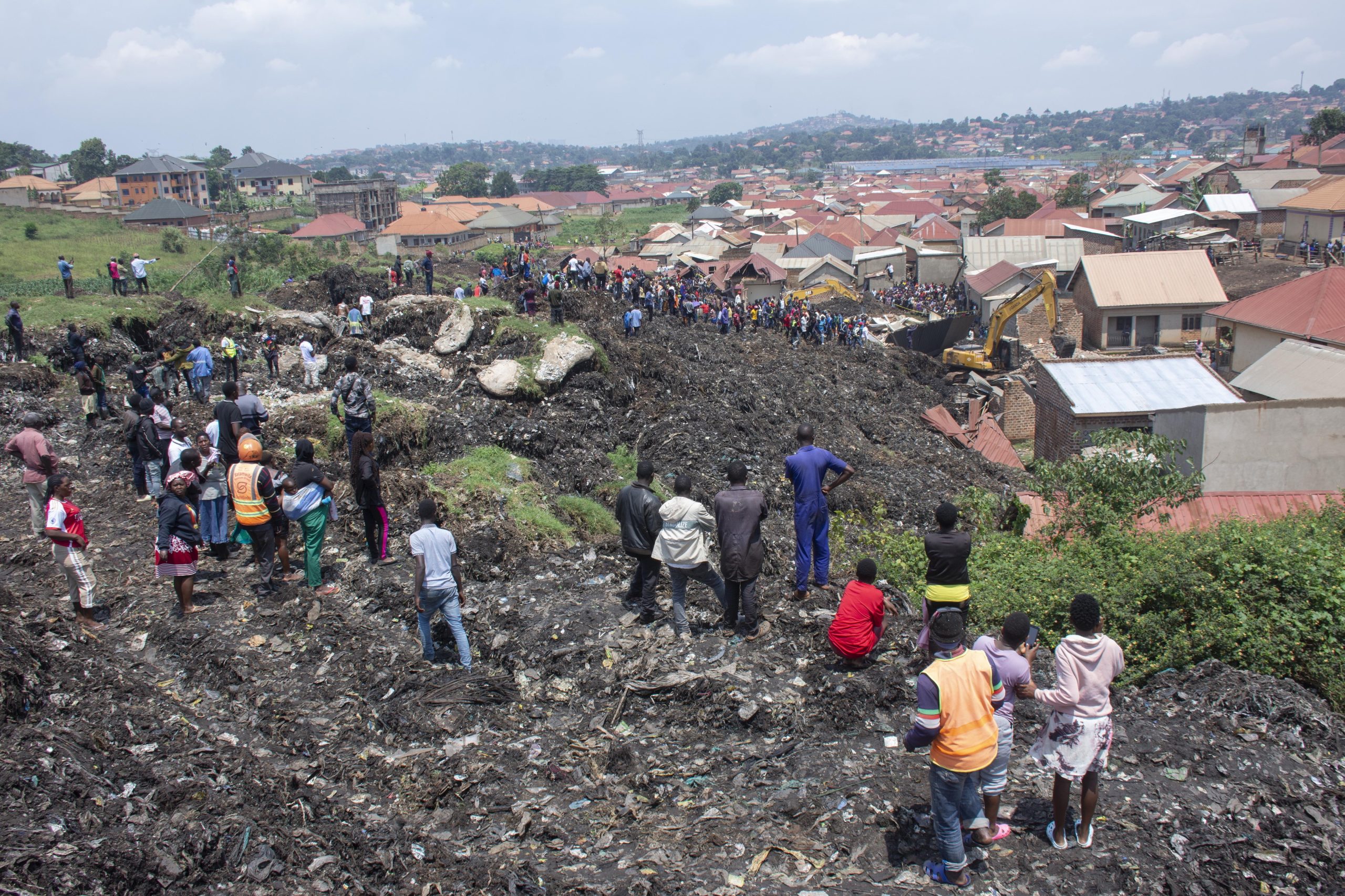 Número de mortos em derrocada de aterro sanitário no Uganda sobe para 34