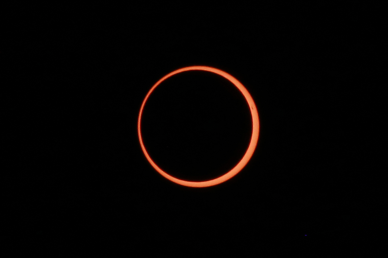 Eclipse solar anelar observado na Ilha de Páscoa e na Patagónia