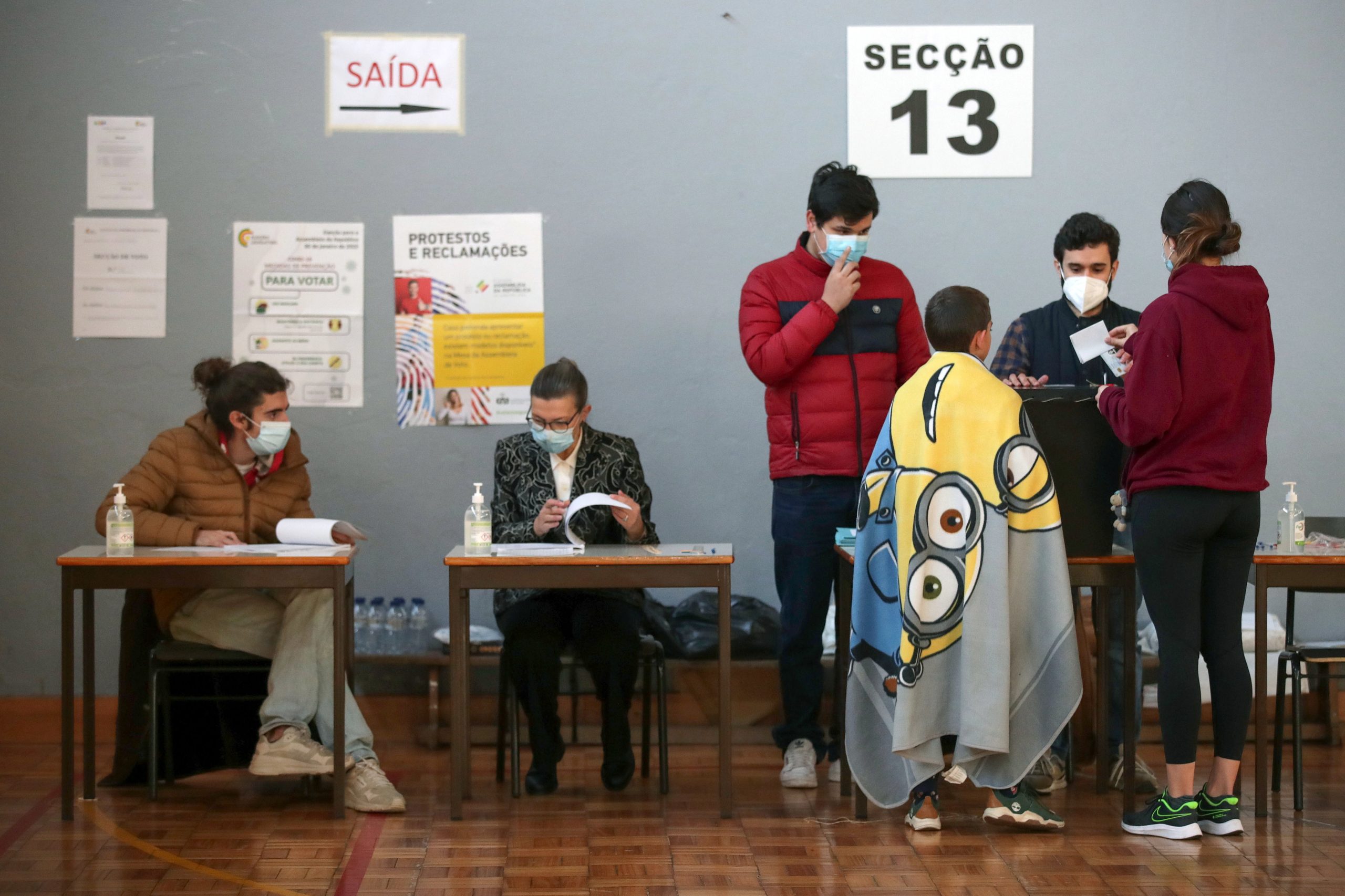 Luvas, proteções individuais e até uma ‘capa’ dos Minions. Assim se votou este domingo