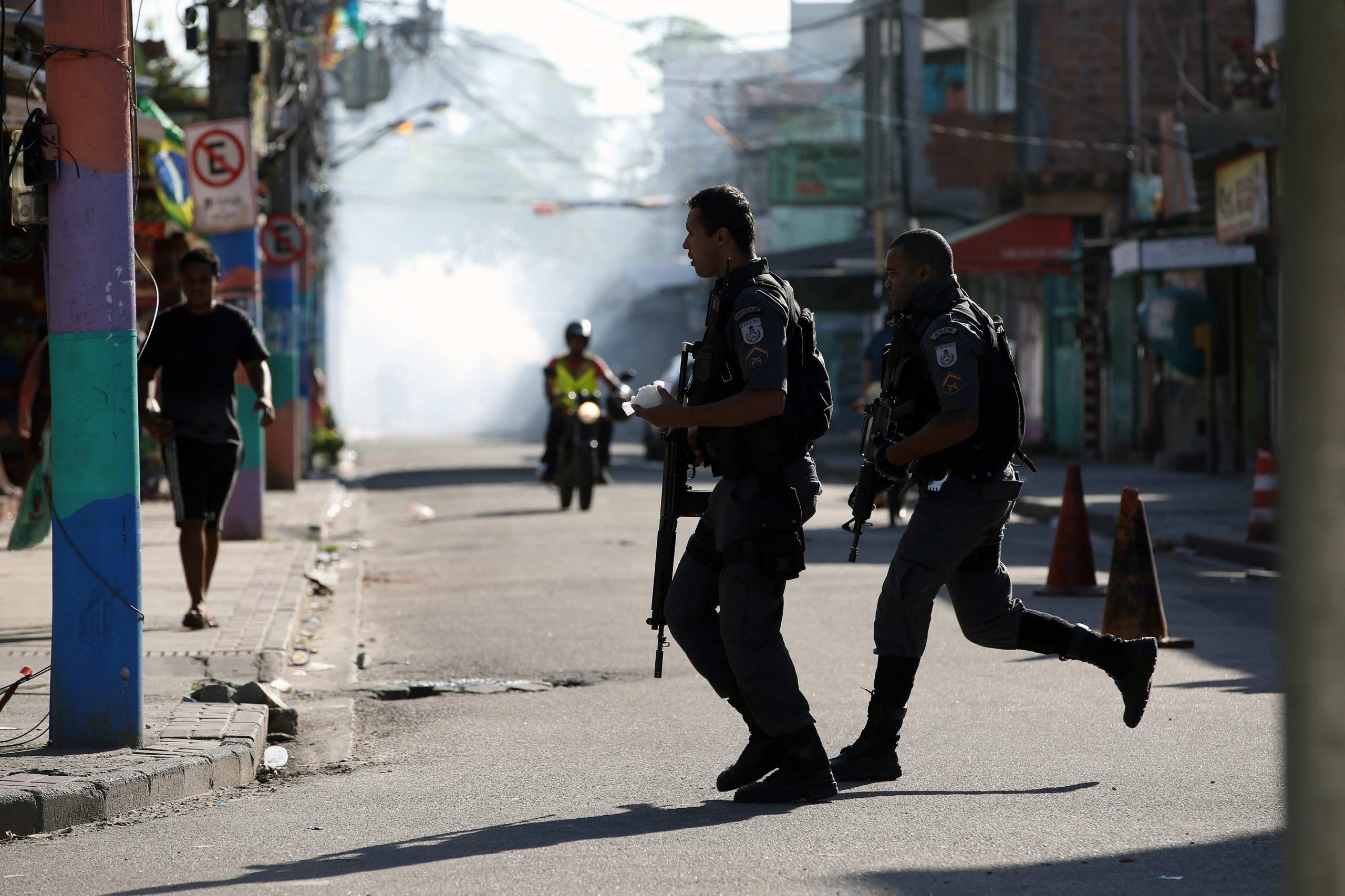 Familiares de polícias protestam em frente a quartéis do Rio de Janeiro