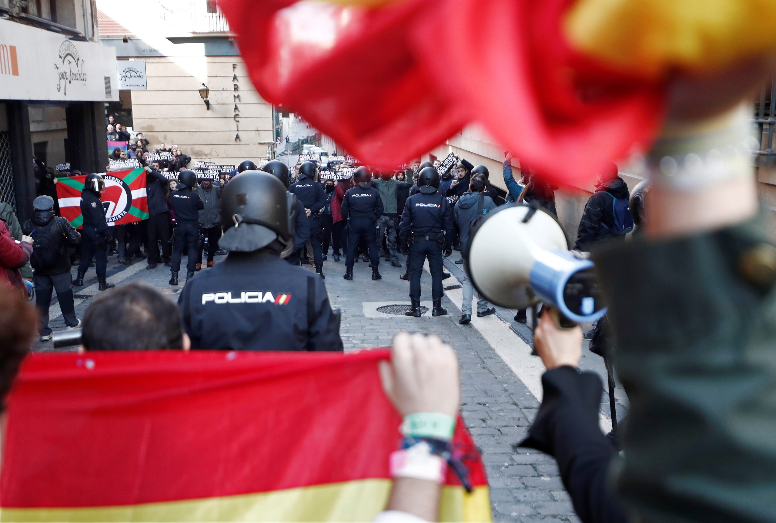 Protesto do Vox reúne centenas em várias cidades espanholas sob vigilância policial e insultos