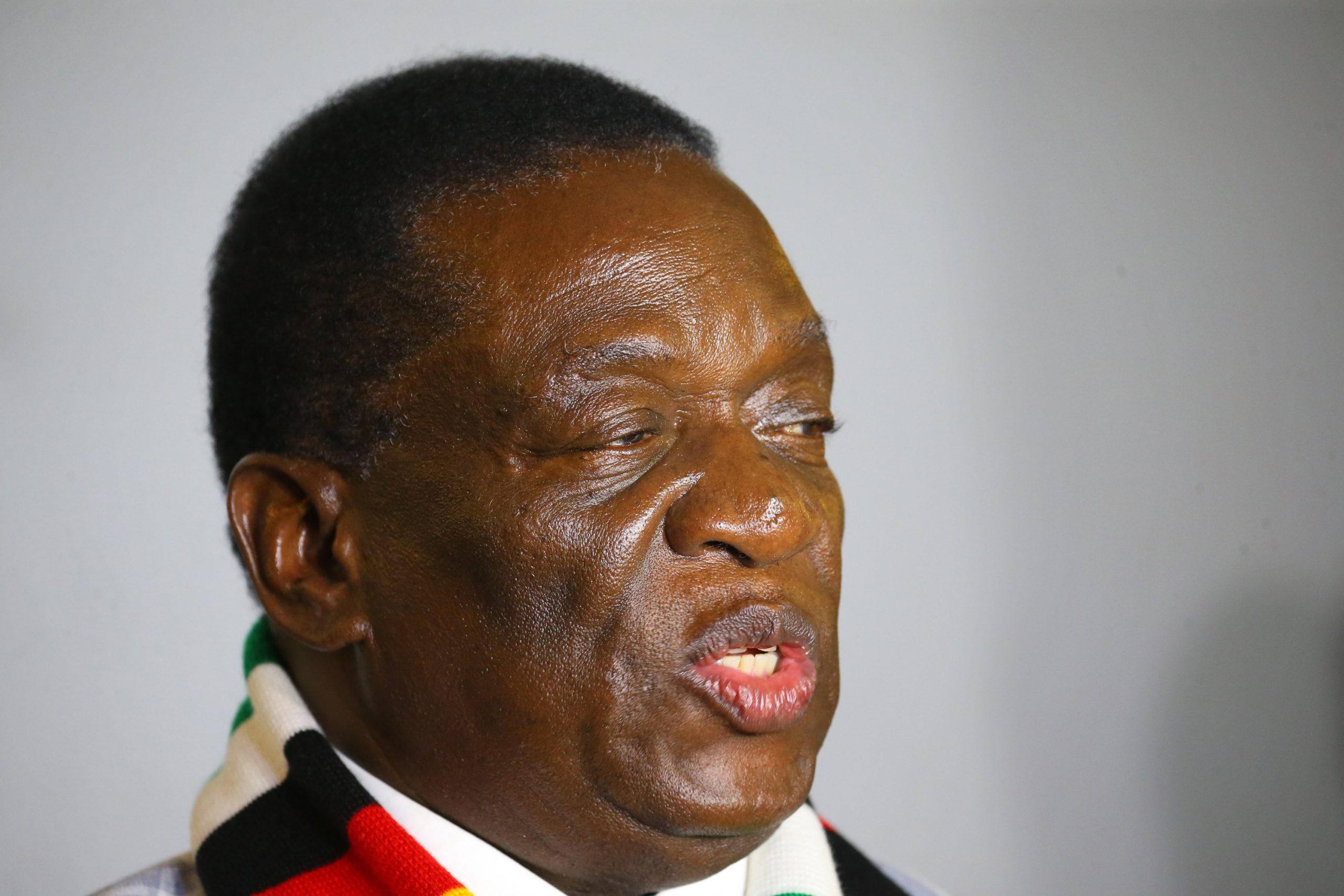 Presidente do Zimbabué liberta presos e comuta sentenças de morte