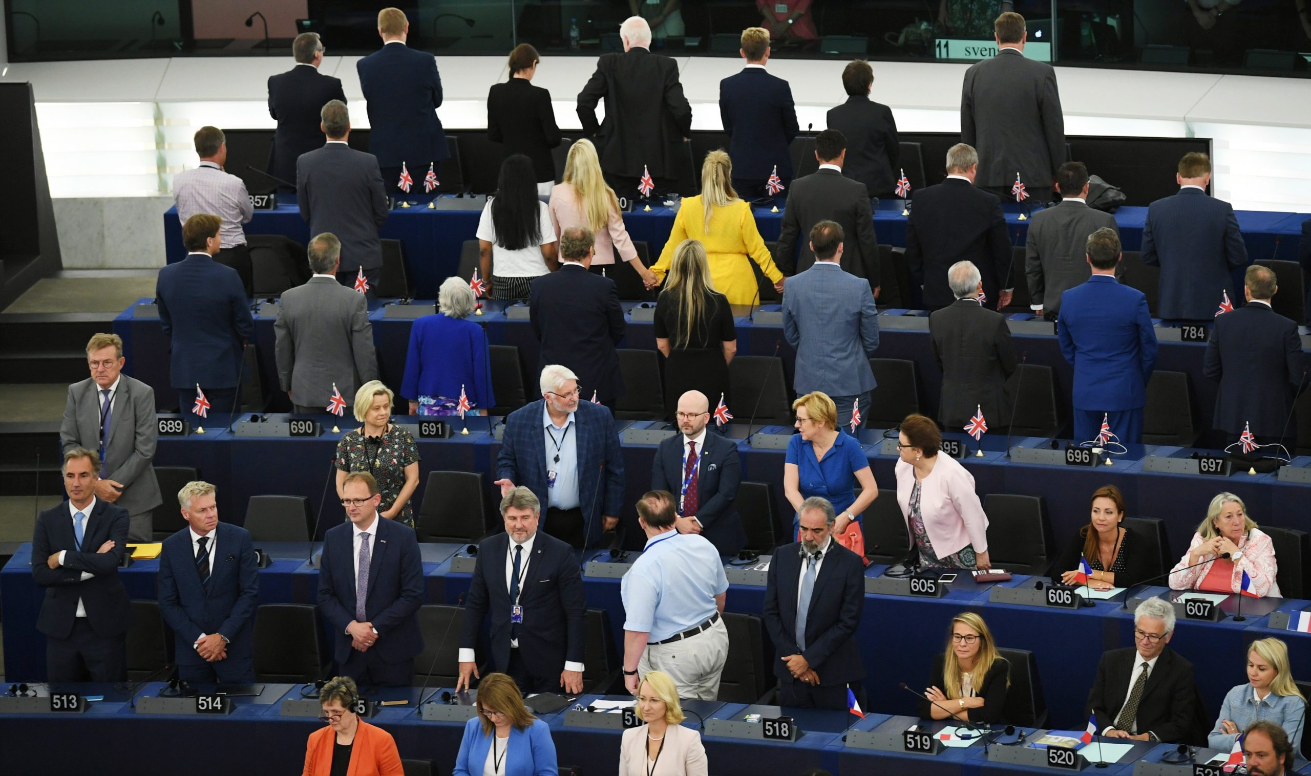 Deputados do Brexit viram costas durante hino no Parlamento Europeu