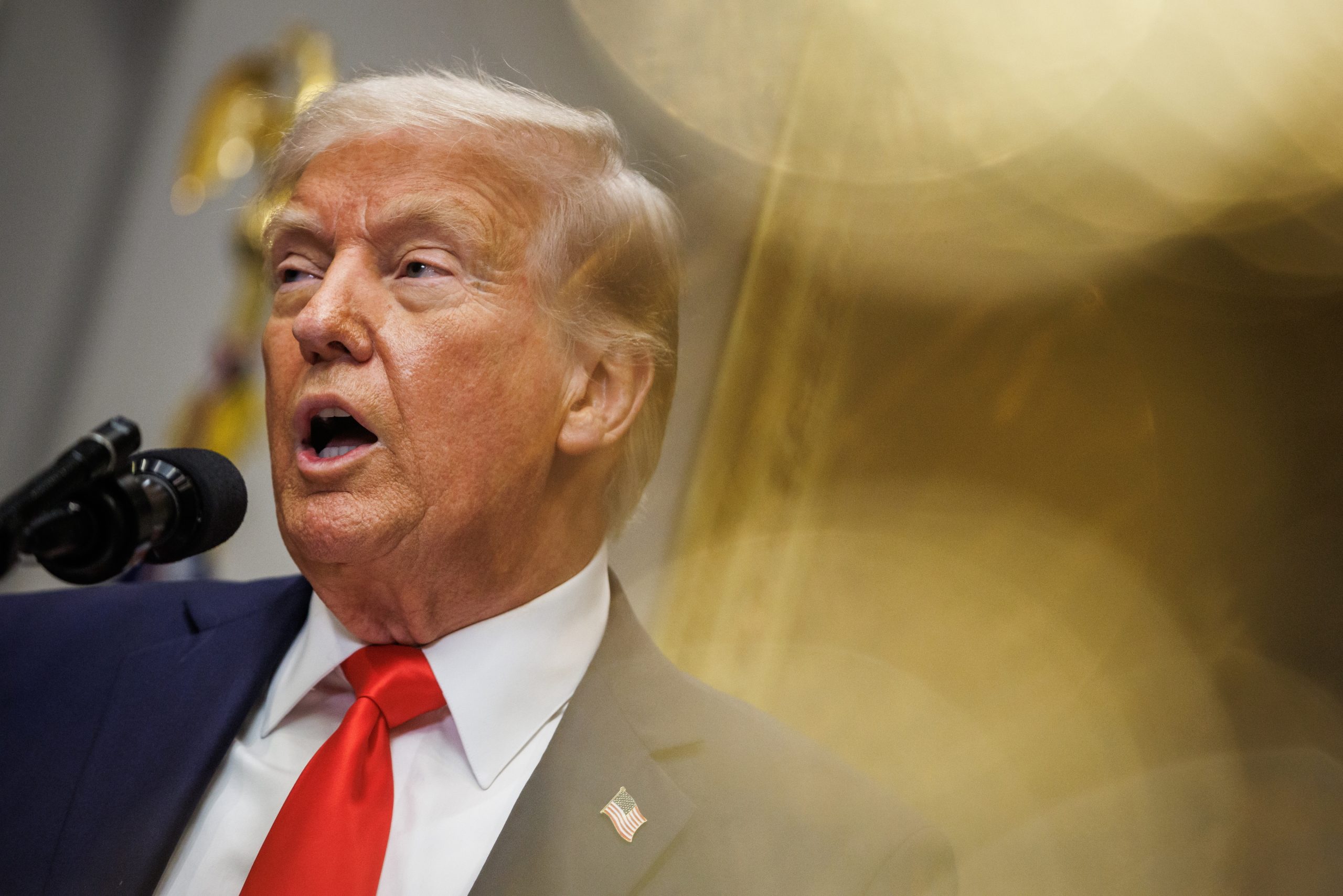 Trump suspende quase todas as tarifas impostas ao México até 2 de abril