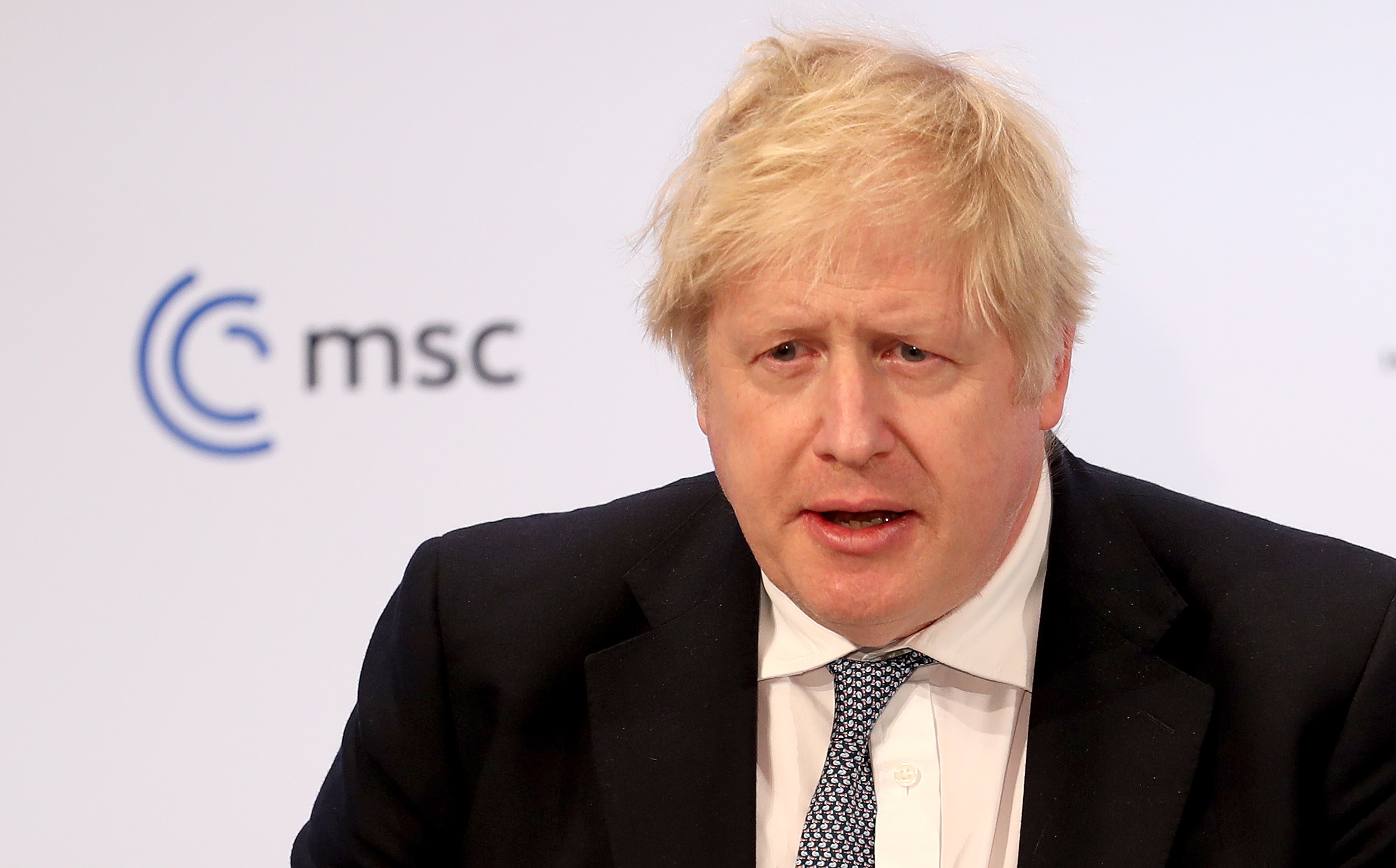 Boris Johnson sugere que Rússia está planear “a maior guerra na Europa desde 1945”