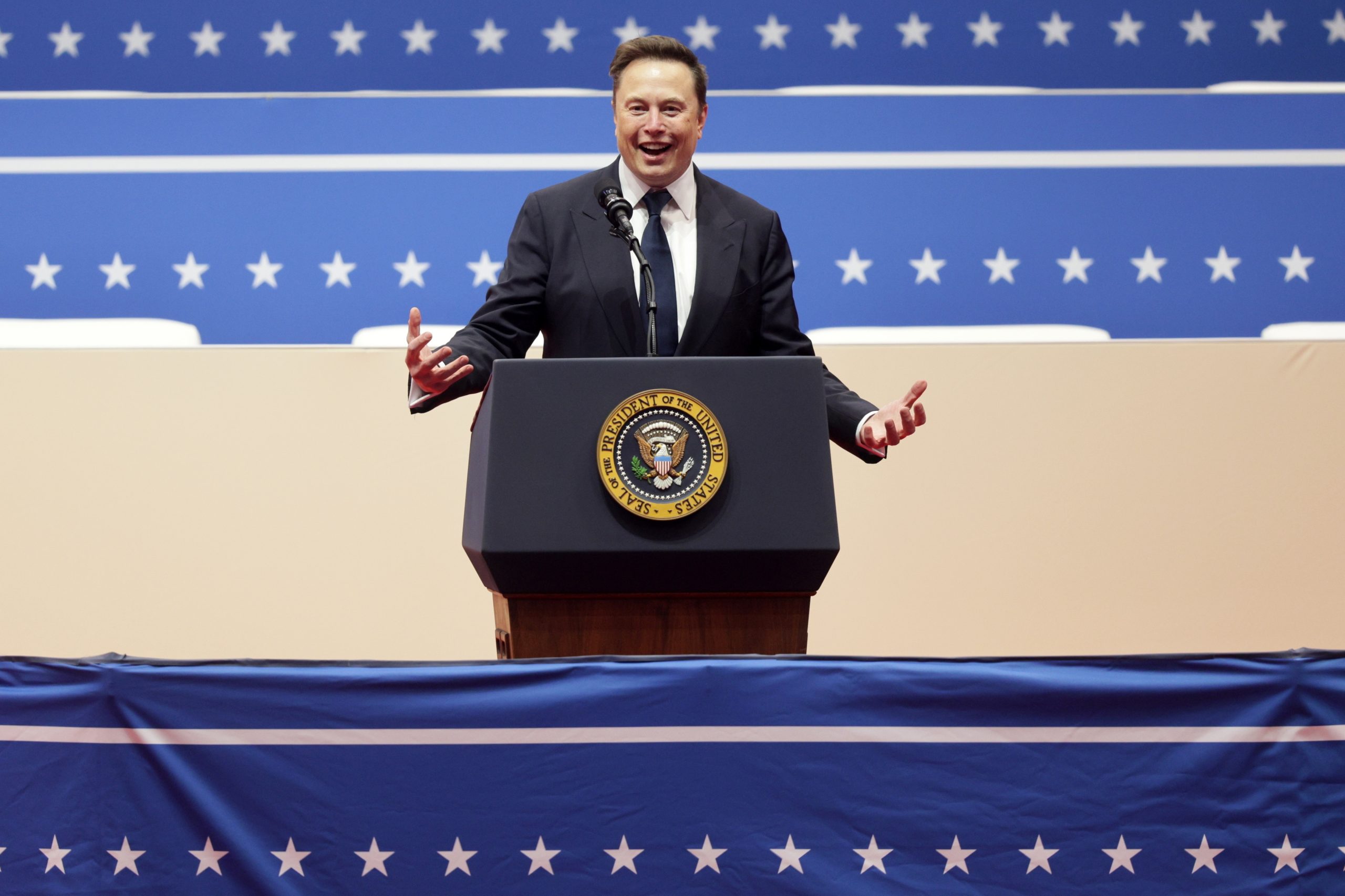 Musk acusa agência federal de pagar milhões a “hotéis de luxo” para migrantes