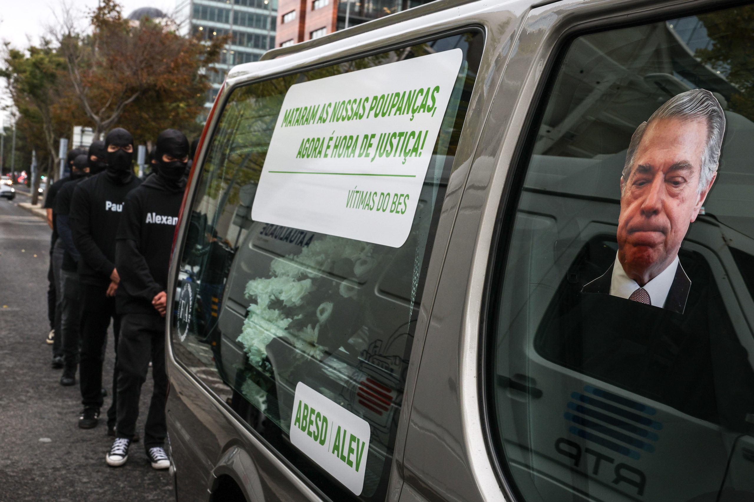 Lesados do BES usam carro funerário para protesto junto ao tribunal. Veja as imagens