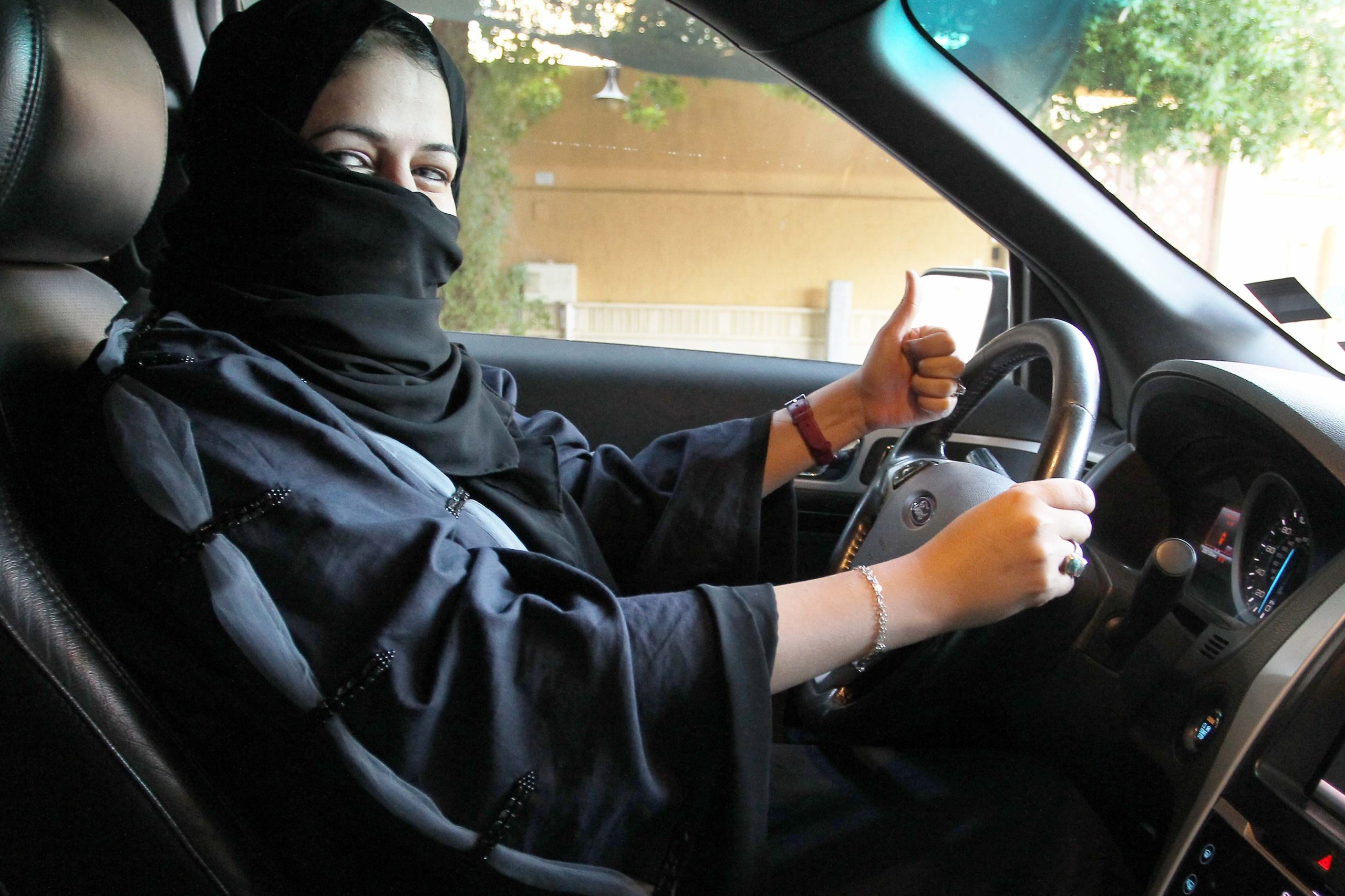 Mulheres sauditas entram numa nova era com o pé no acelerador