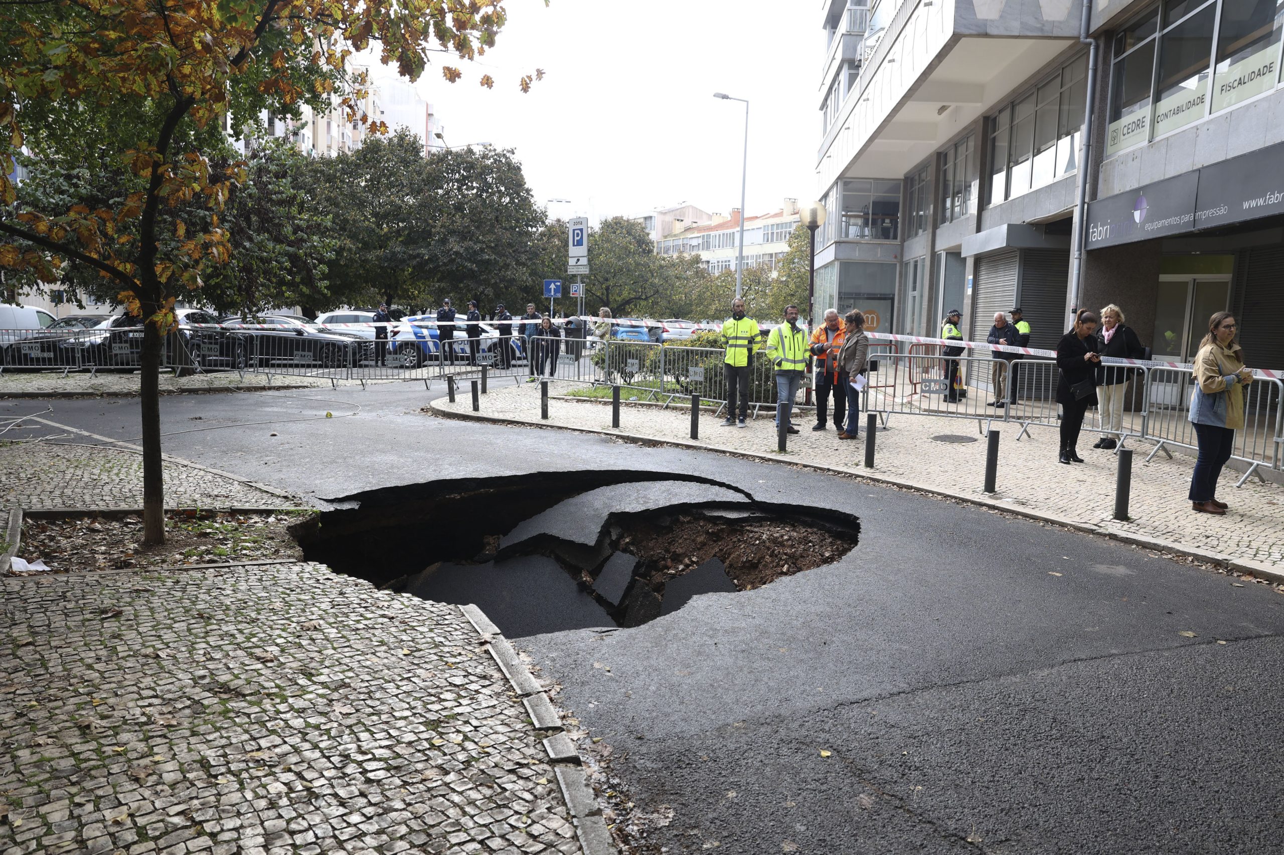 Colapso de conduta na ribeira de Algés provoca abatimento da via pública em Miraflores