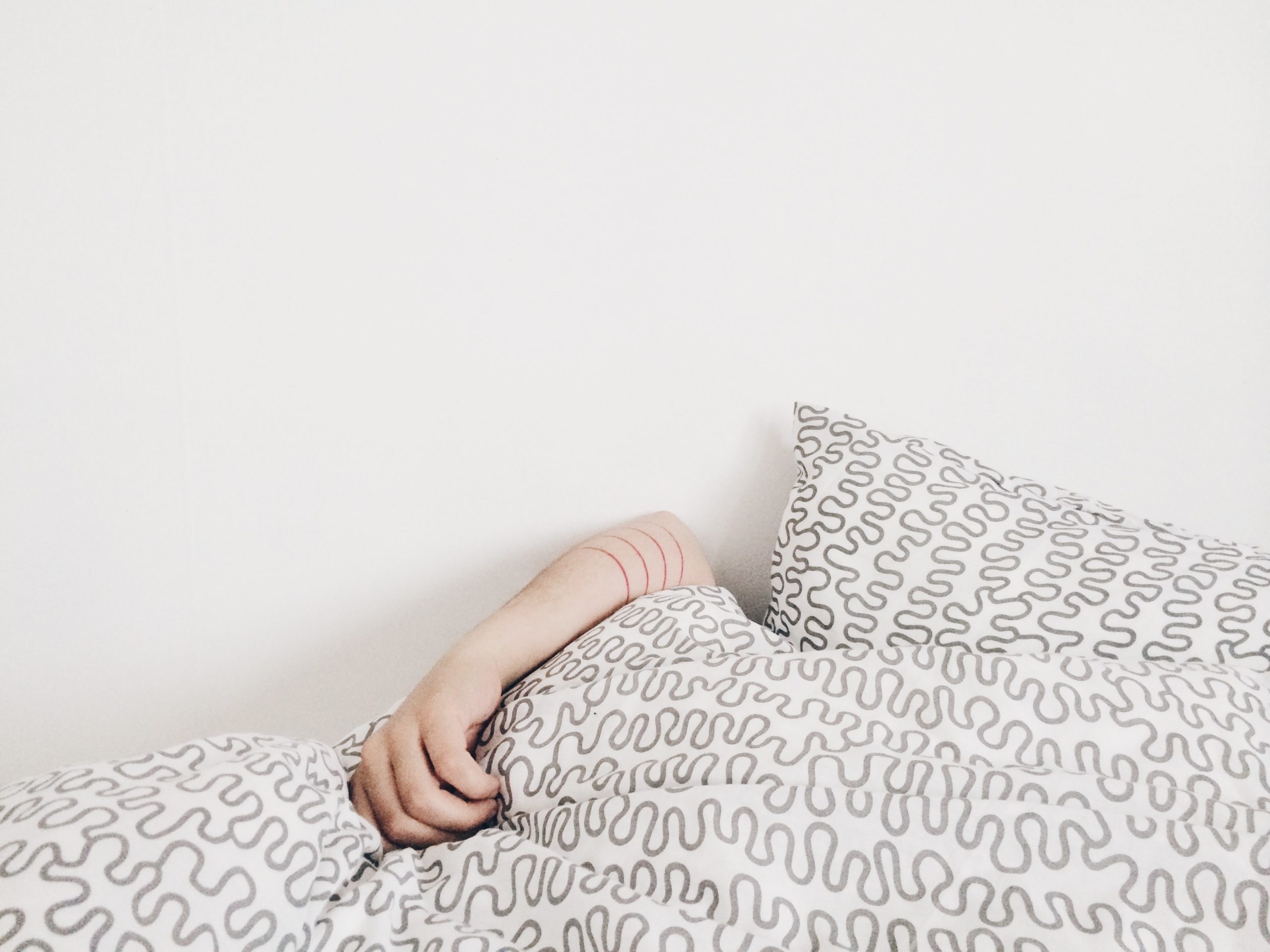 Dormir sem roupa faz bem à saúde? Há benefícios, mas não é igual para todos