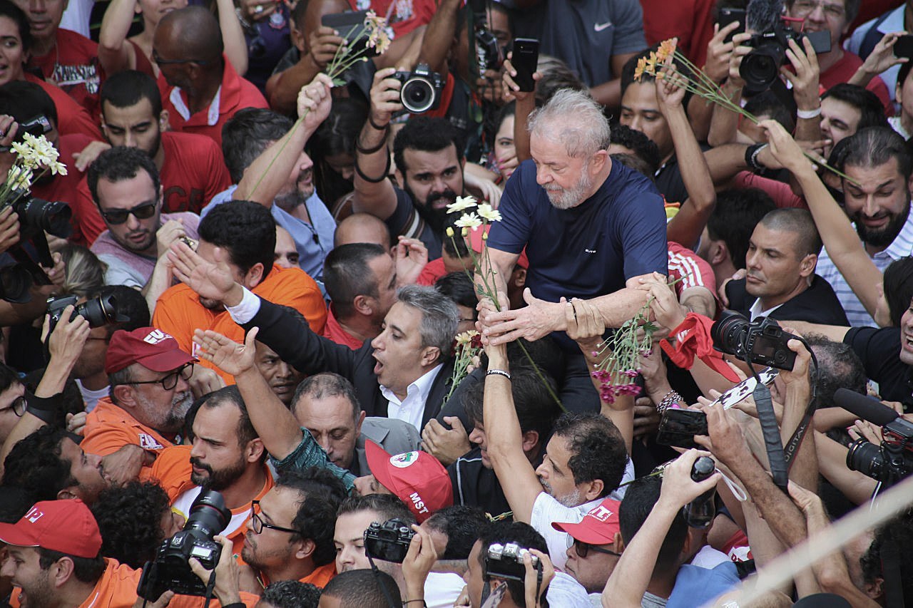 Democracia “não está fragilizada no Brasil”, diz autor de livro sobre a Lava Jato