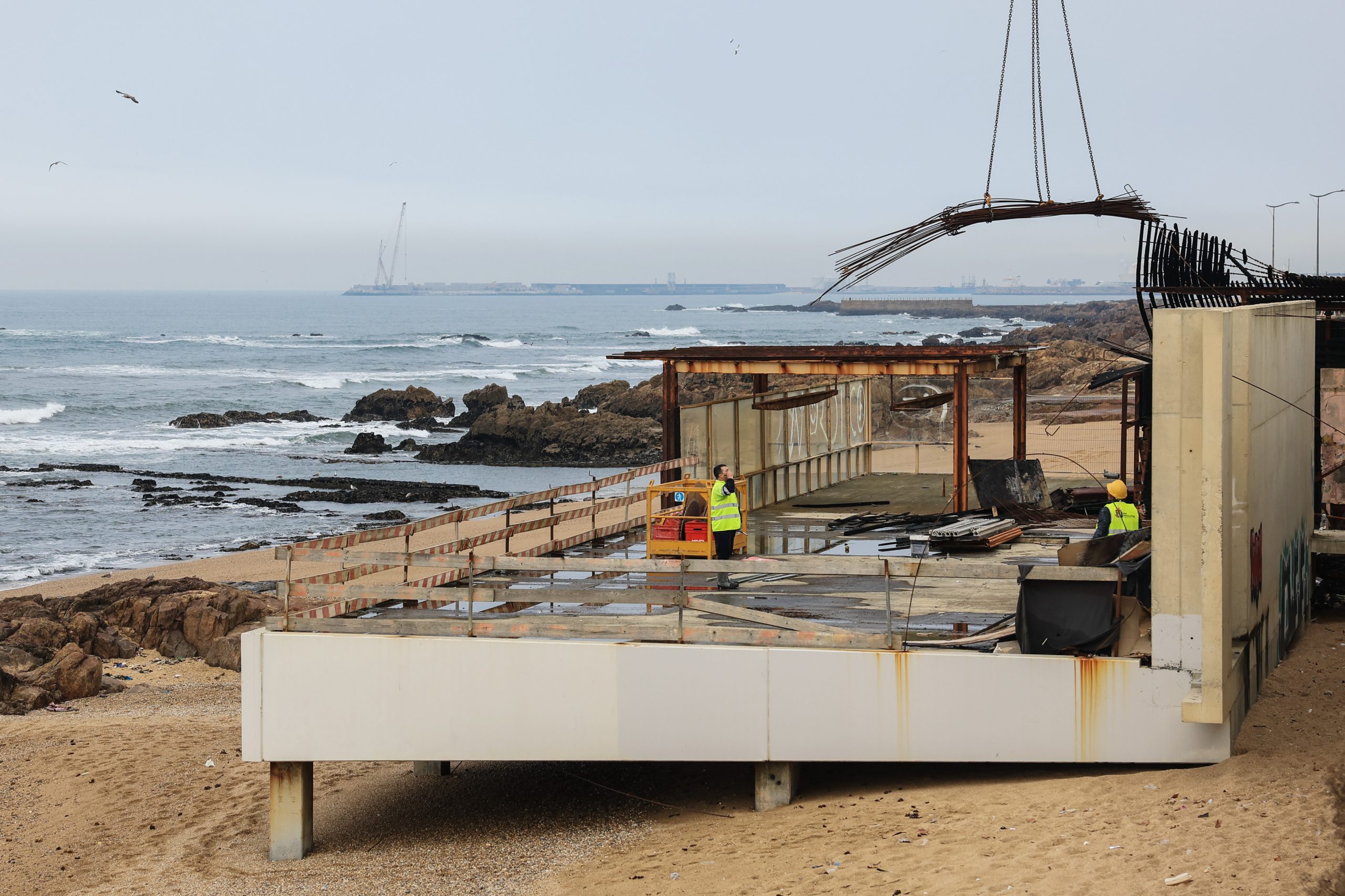 Iniciada demolição polémica da estrutura de betão na praia do Ourigo no Porto