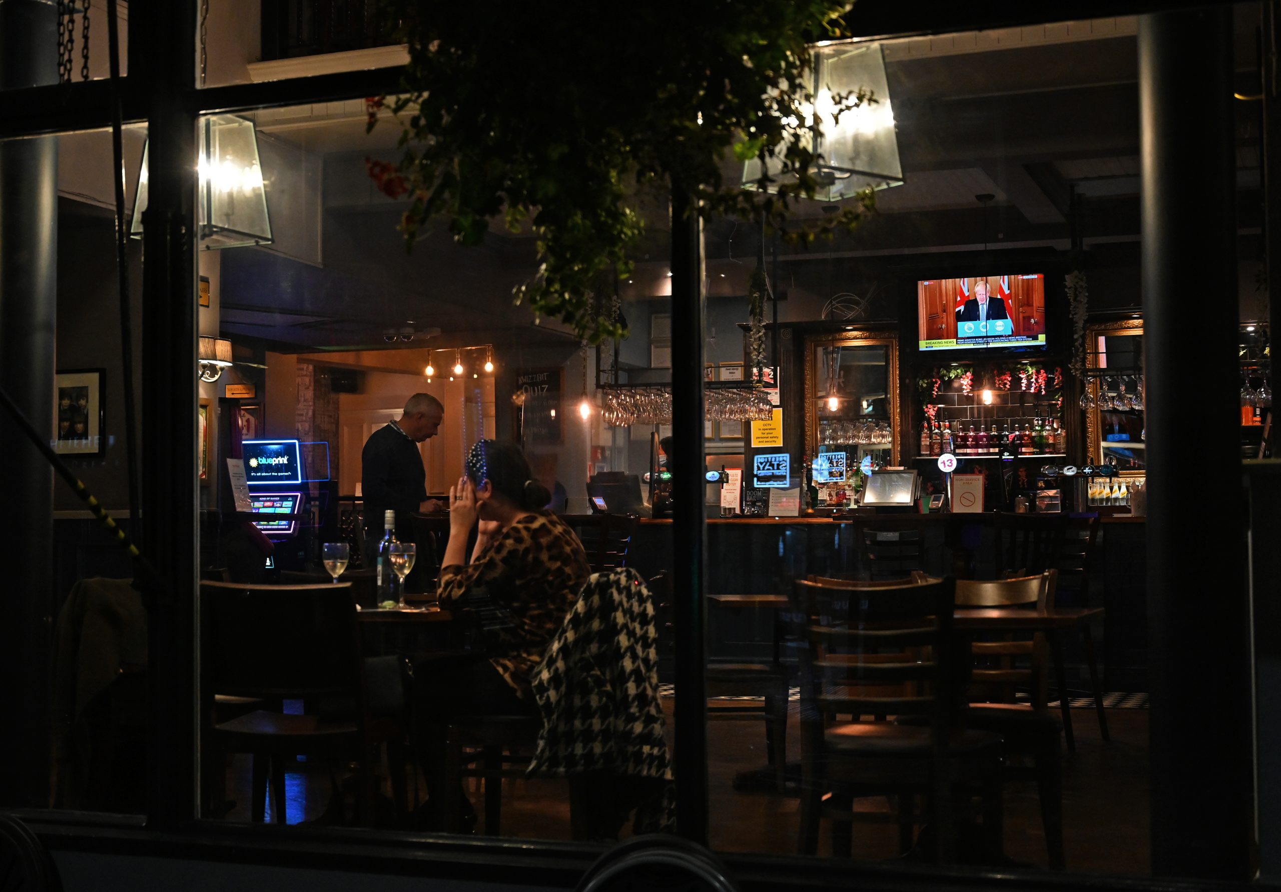 Inglaterra fecha pubs em Liverpool e reabre hospitais de campanha. França coloca Toulouse e Montpellier em alerta máximo