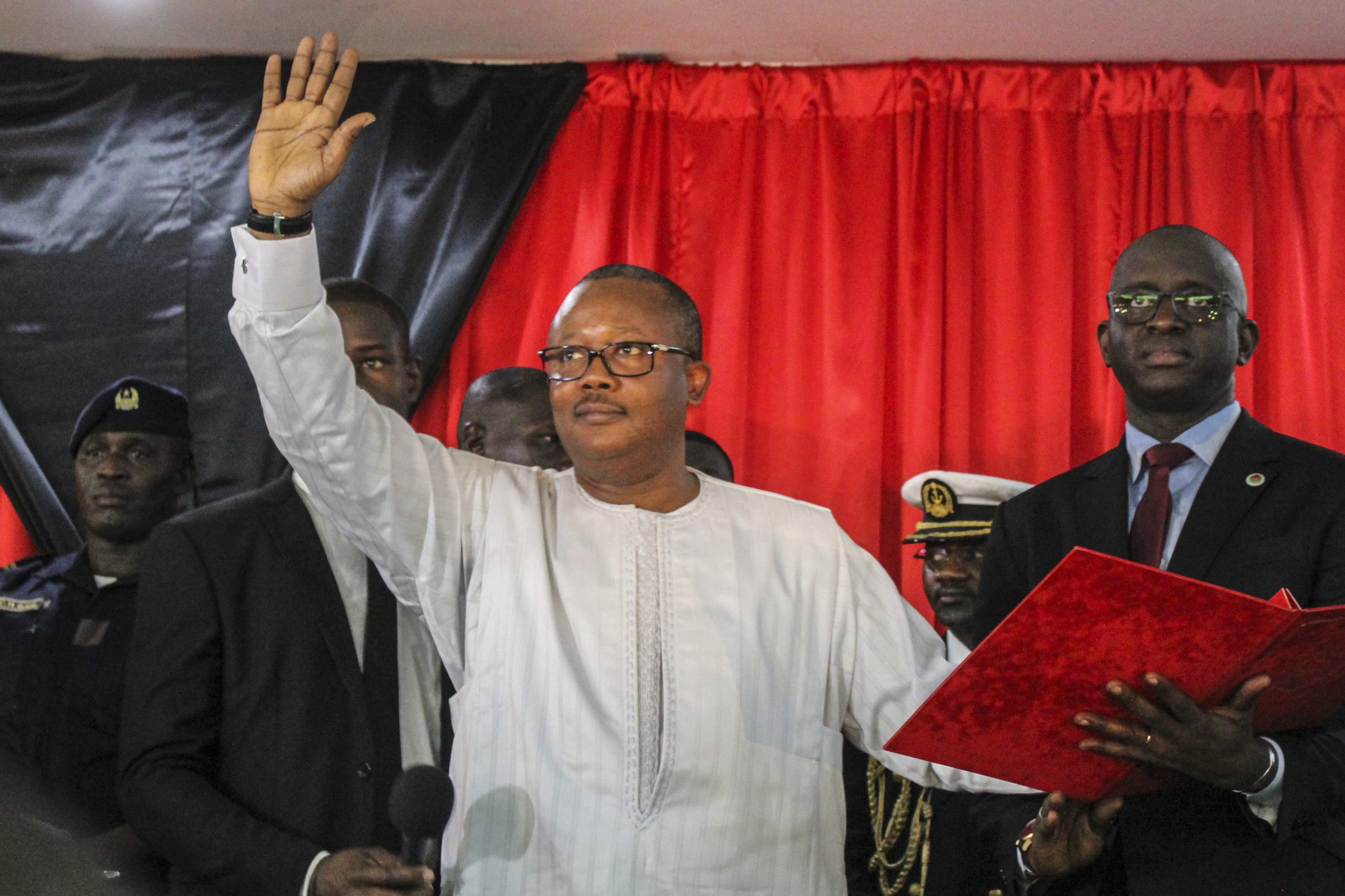 Presidente guineense dissolve parlamento e marca legislativas para 18 de dezembro
