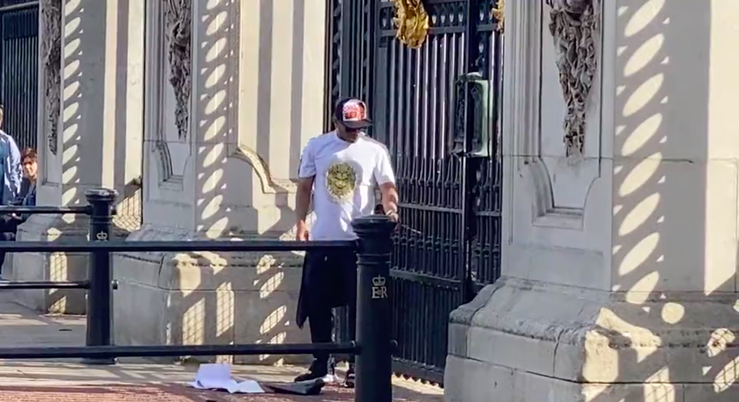 Homem algema-se ao portão do Palácio de Buckingham e ameaça automutilar-se