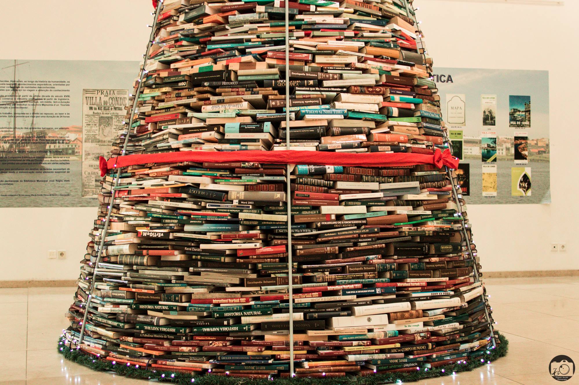 Árvore de Natal feita com 4 mil livros é atração na biblioteca de Vila do Conde