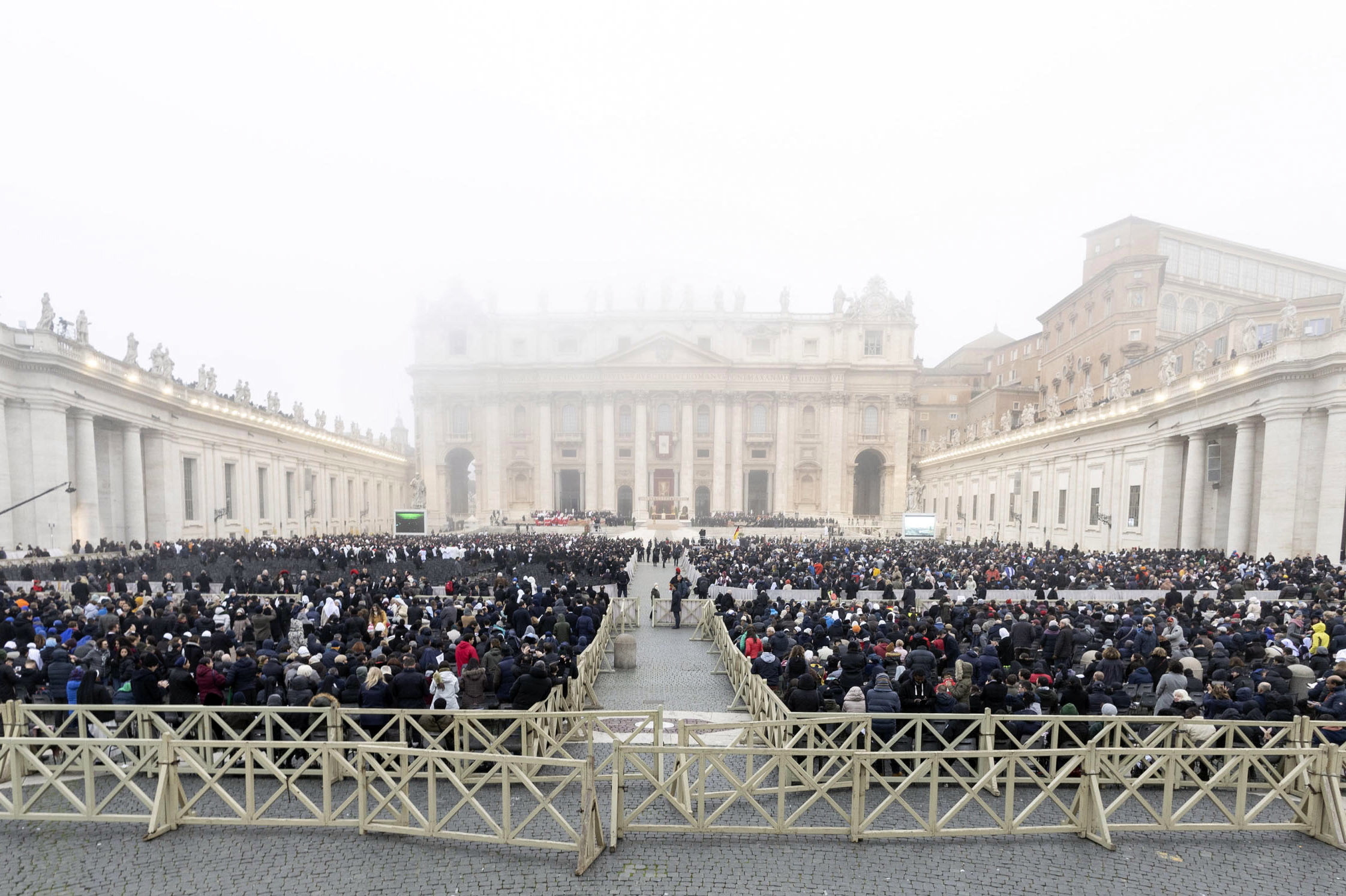 Portugueses presentes no funeral de Bento XVI expressam gratidão pelo Papa que é inspiração