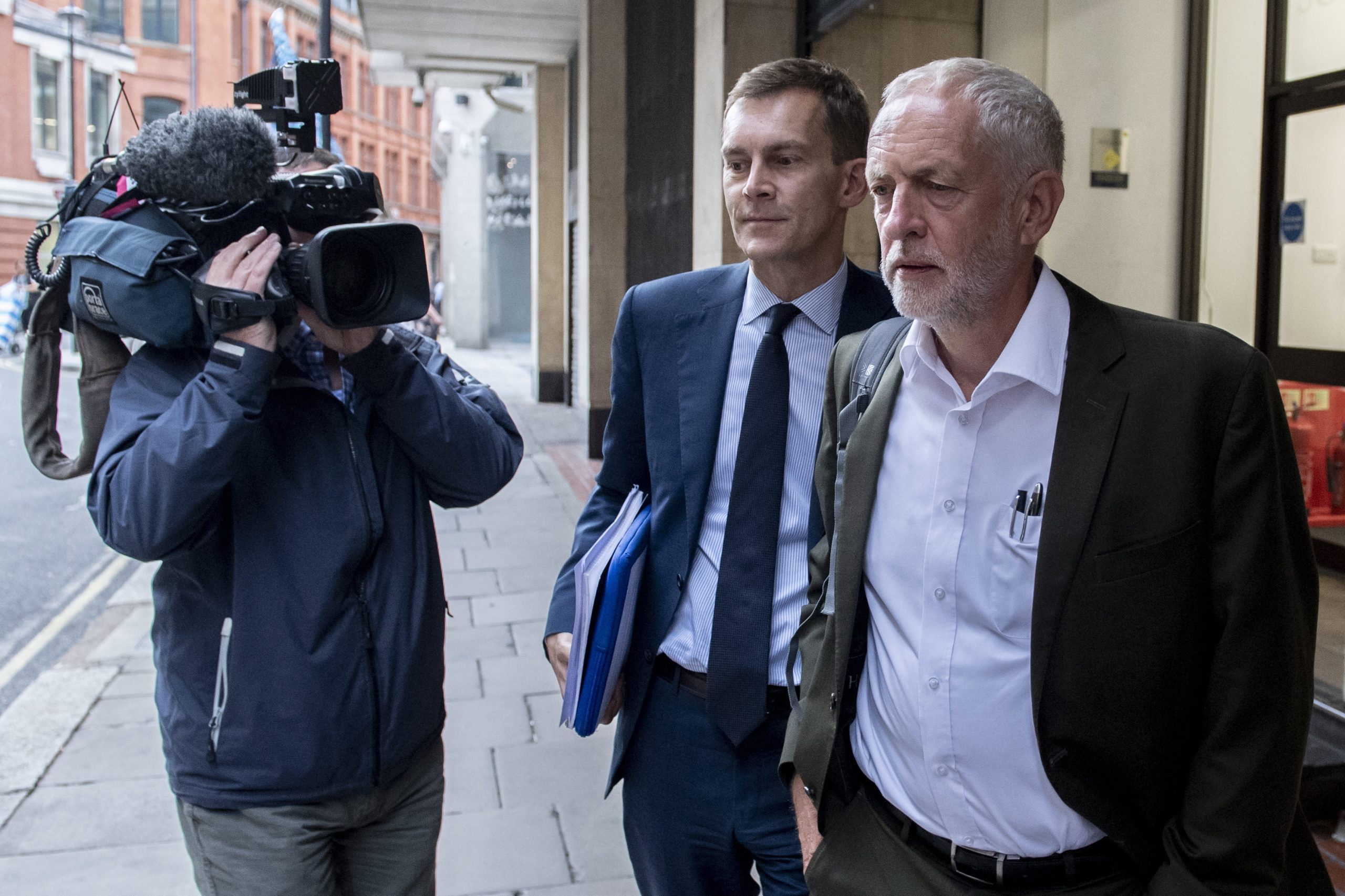 Líder trabalhista Jeremy Corbyn admite segundo referendo sobre Brexit