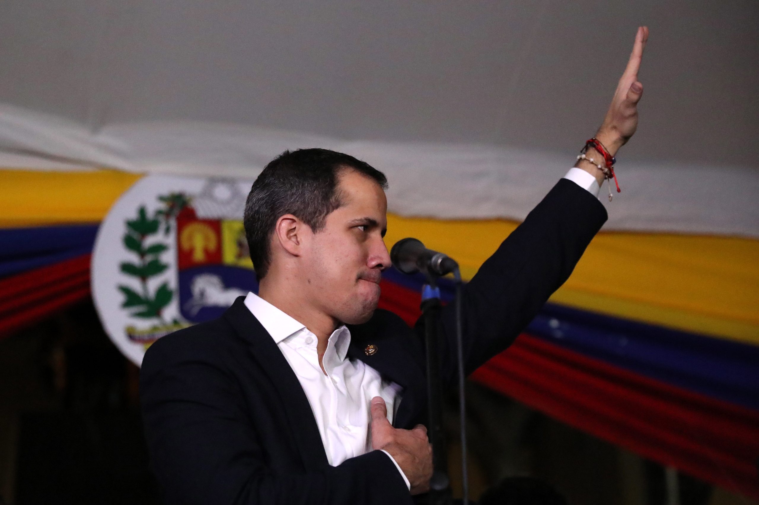 Guaidó discursa depois de agredido. “Esta é uma ditadura covarde, porque não aceita o seu destino. (…) Covarde Nicolás!”