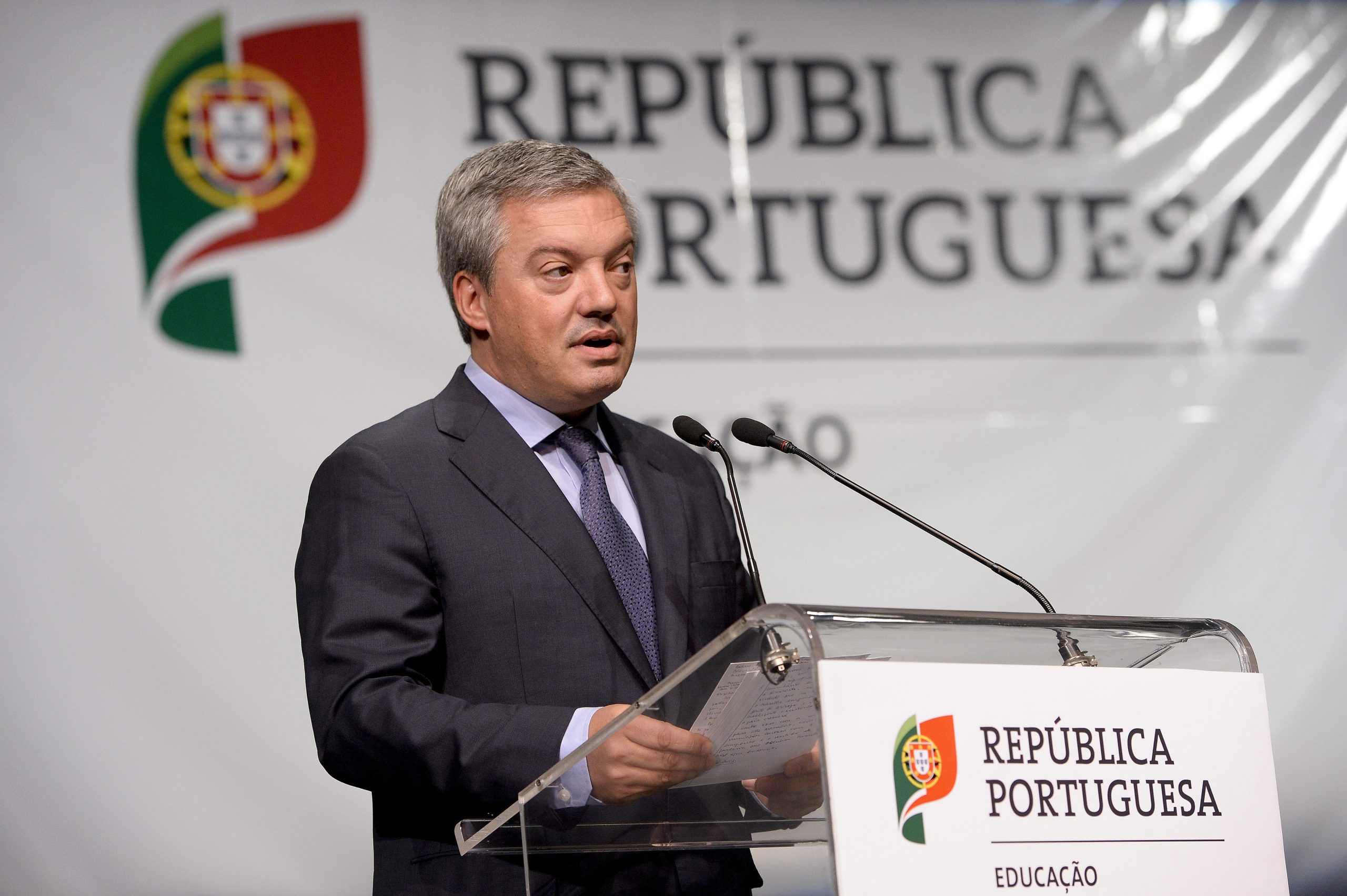 Um site acusou o presidente da Câmara de Gaia de ter dado “tachos a toda a família”. Autarca diz que é mentira de “uns porcos fascistas”