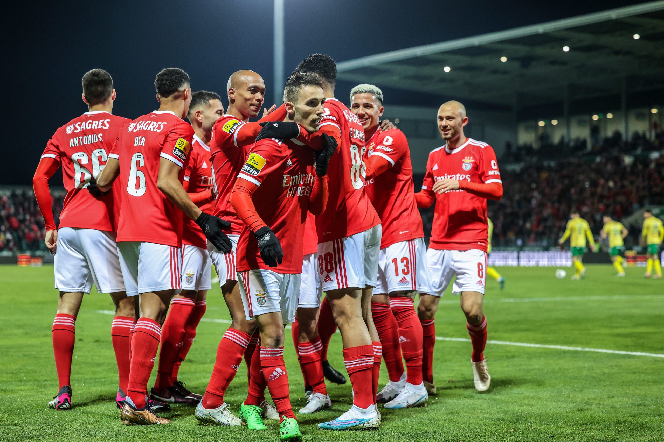 Benfica vence Paços de Ferreira em jogo antecipado e aumenta vantagem na frente