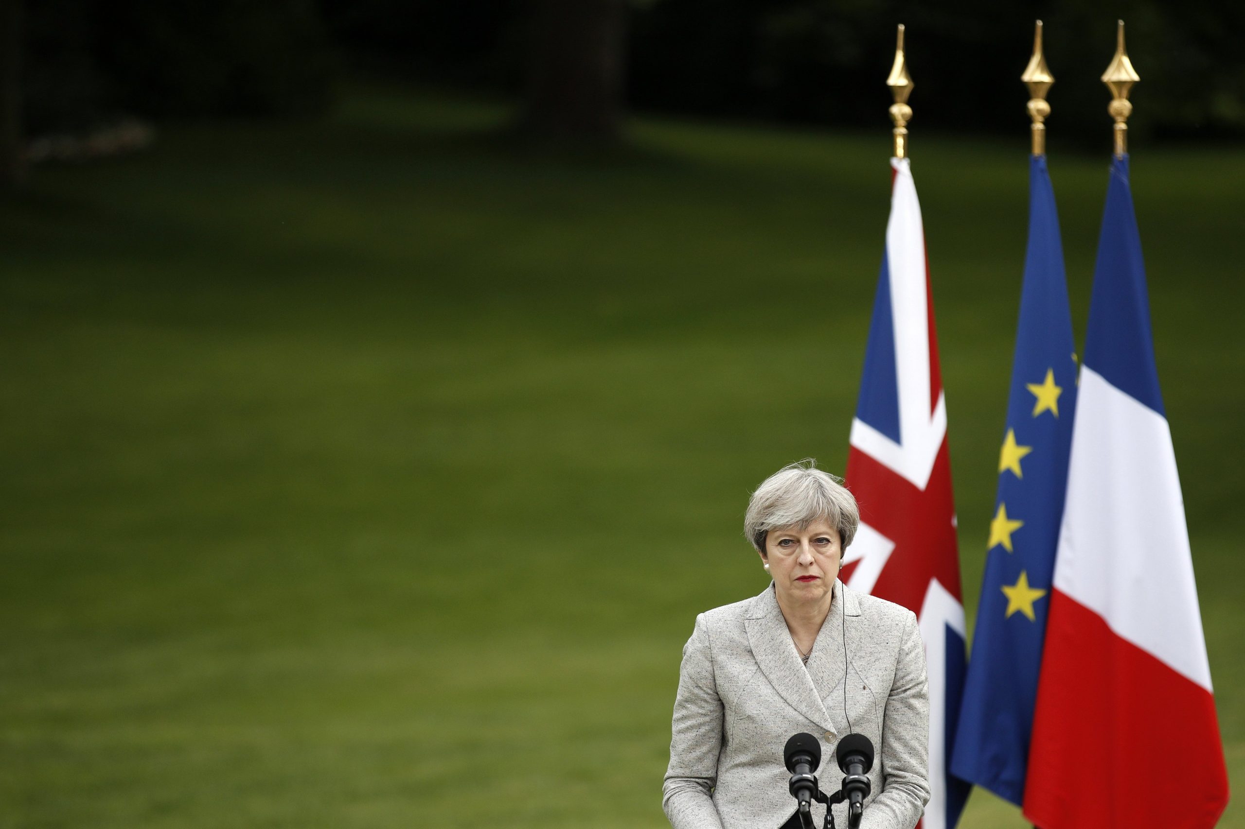 Brexit: Theresa May assegura que negociações “começam na próxima semana”