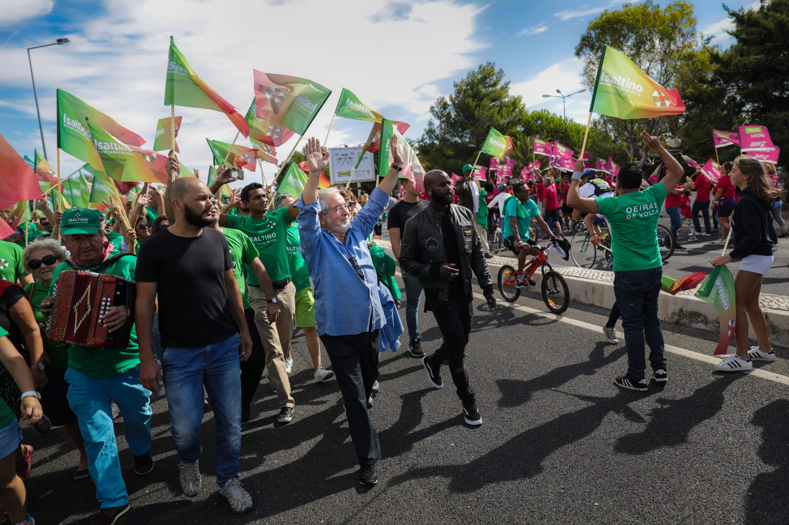 Candidatos a Oeiras cruzam-se pacificamente na “Marginal sem Carros”