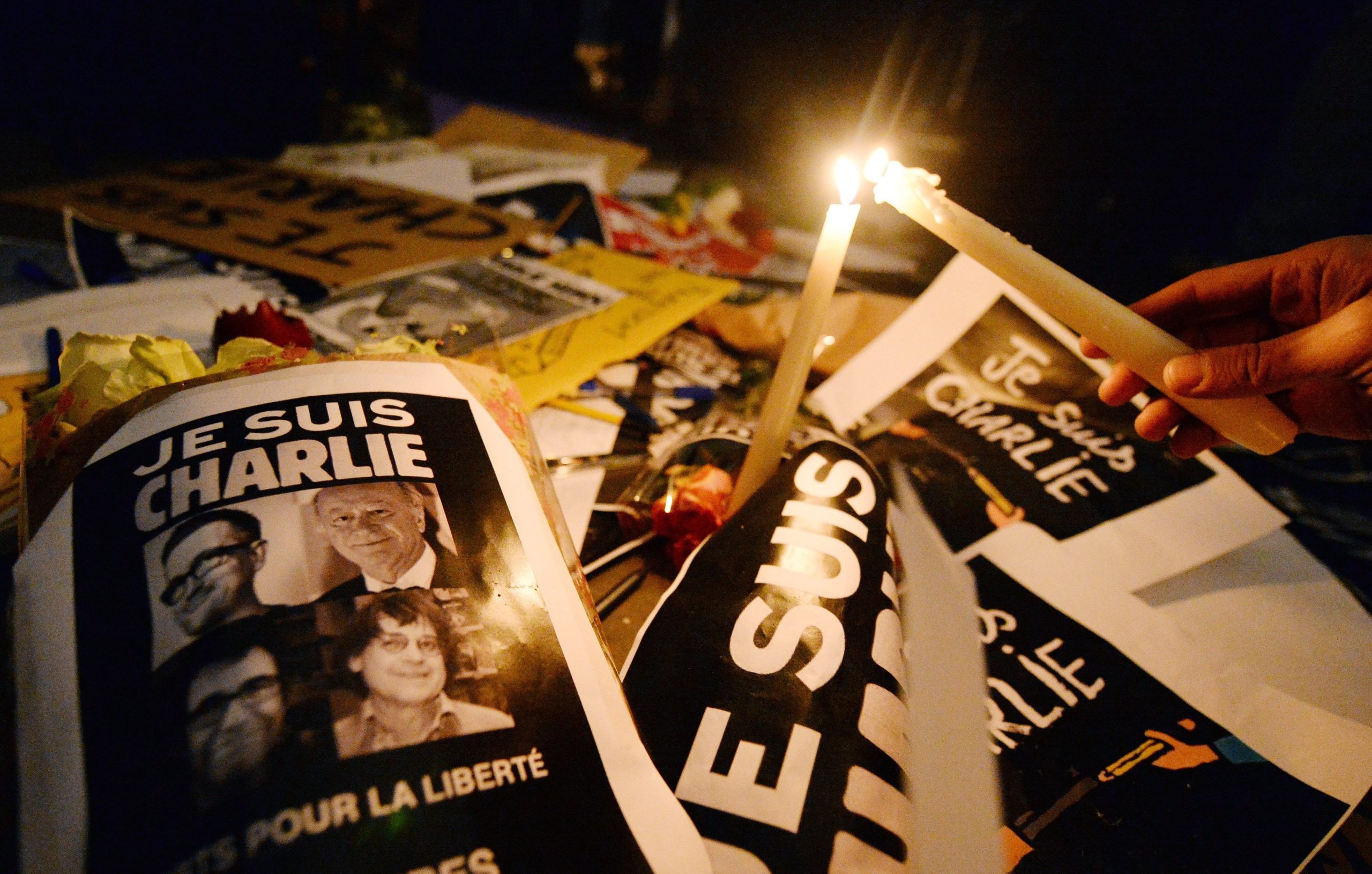 Dois anos depois do atentado, Charlie Hebdo satiriza o medo com edição especial