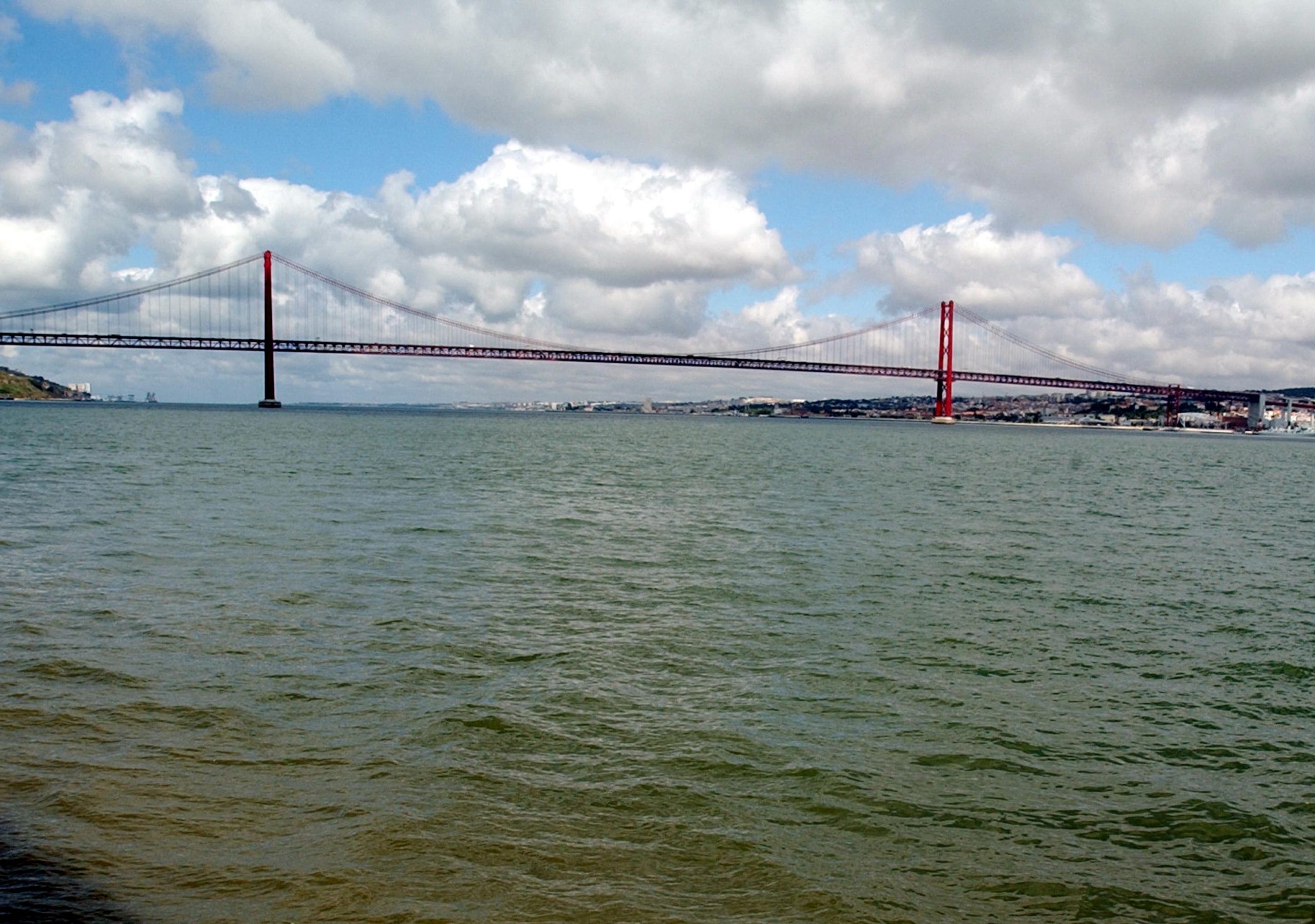 Acidente sem “aparentes danos estruturais”. Navio mercante embate contra pilar sul da Ponte 25 de Abril