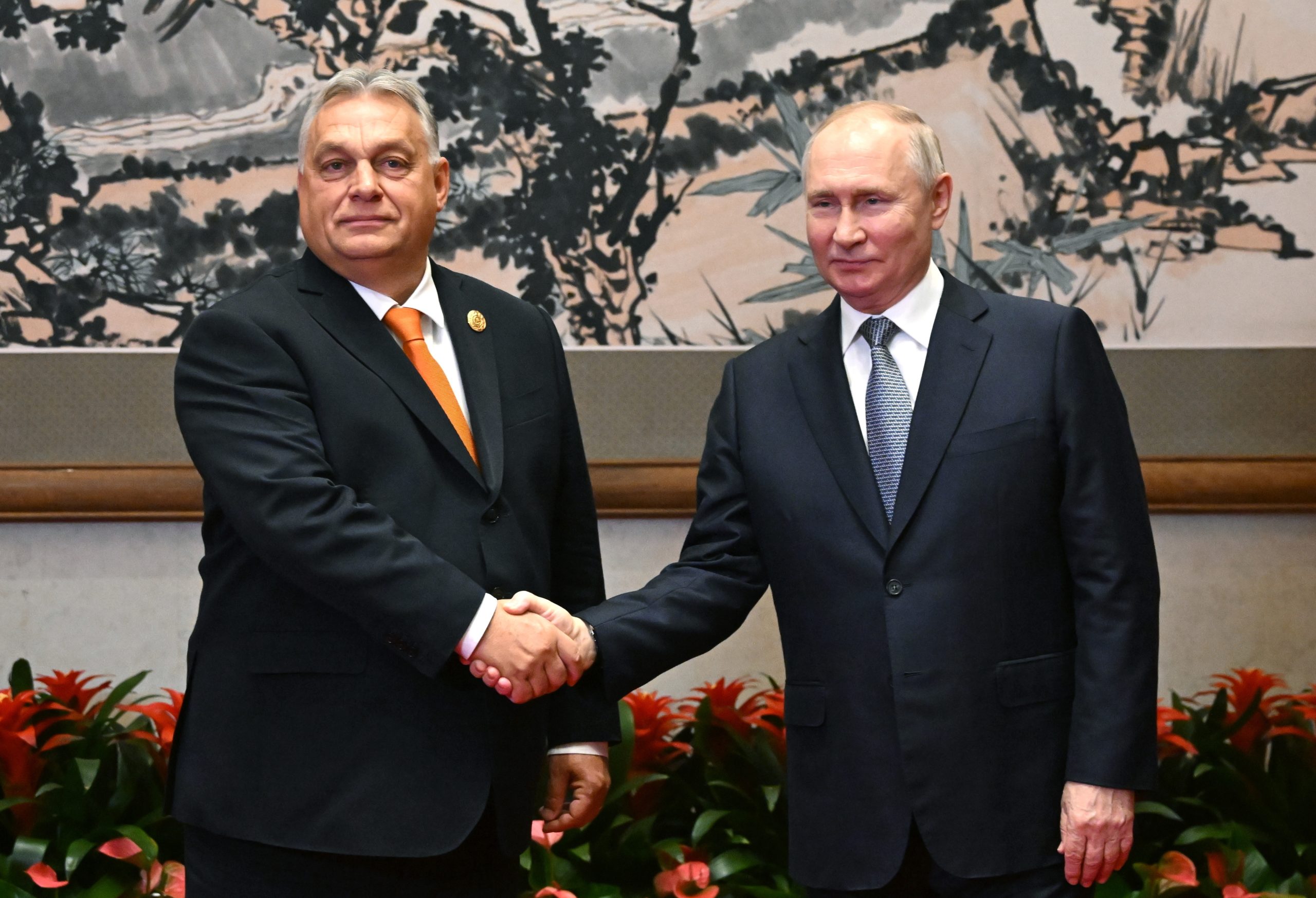 Orbán defende aperto de mão a Putin e diz estar orgulhoso por continuar com a “porta aberta” ao Kremlin