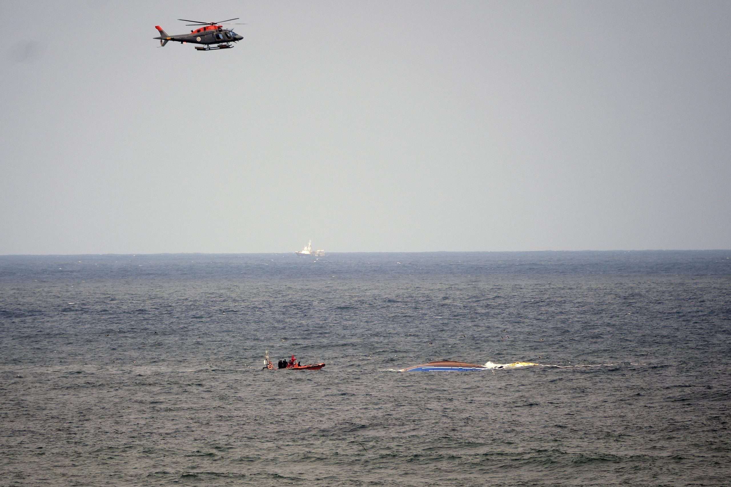 Reforçadas buscas pelos três pescadores desaparecidos ao largo da Marinha Grande