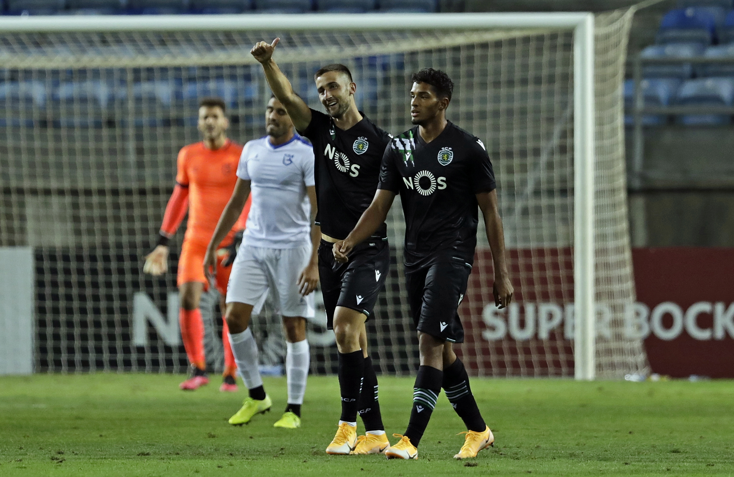Sporting encerra estágio algarvio com vitória fácil sobre o Belenenses SAD