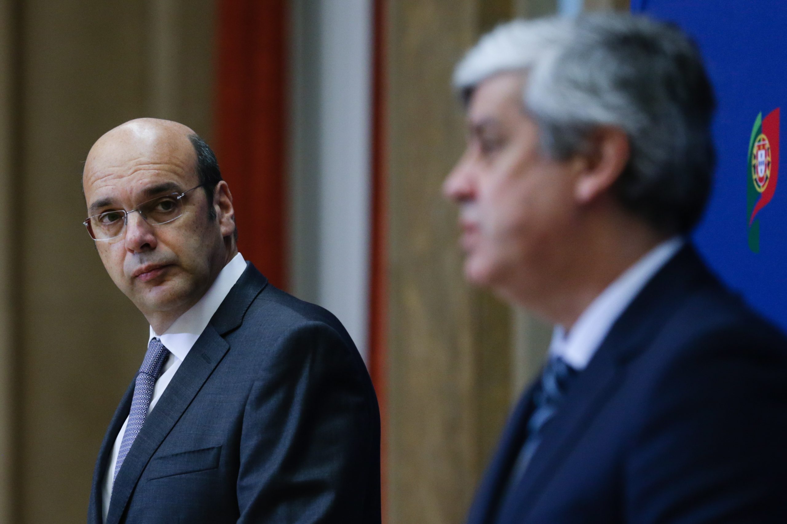 É “muito difícil pedir a uma empresa que não tem atividade que renove contratos a termo”, assume ministro da Economia