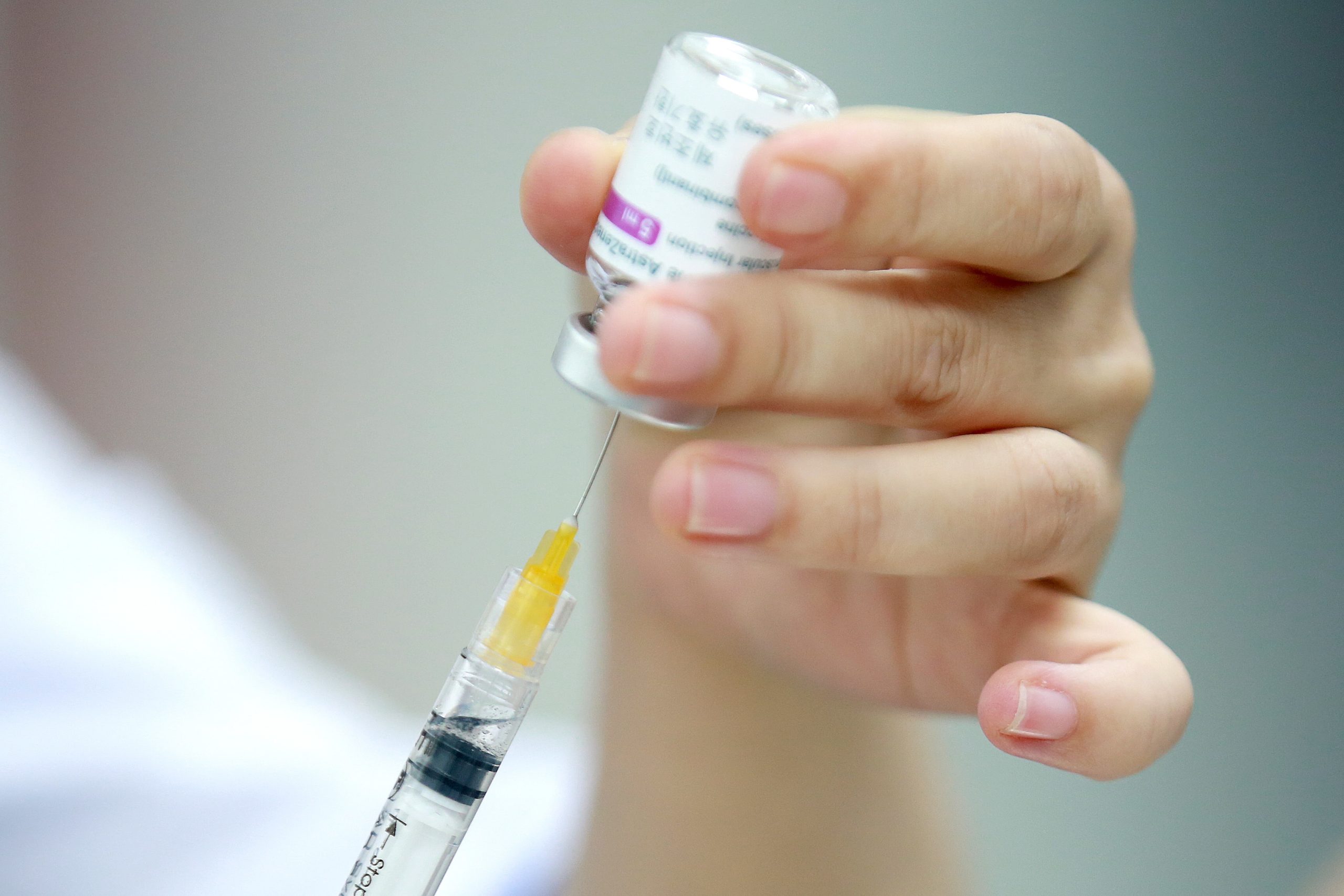 Vacina da AstraZeneca passa a denominar-se Vaxzevria após aval do regulador