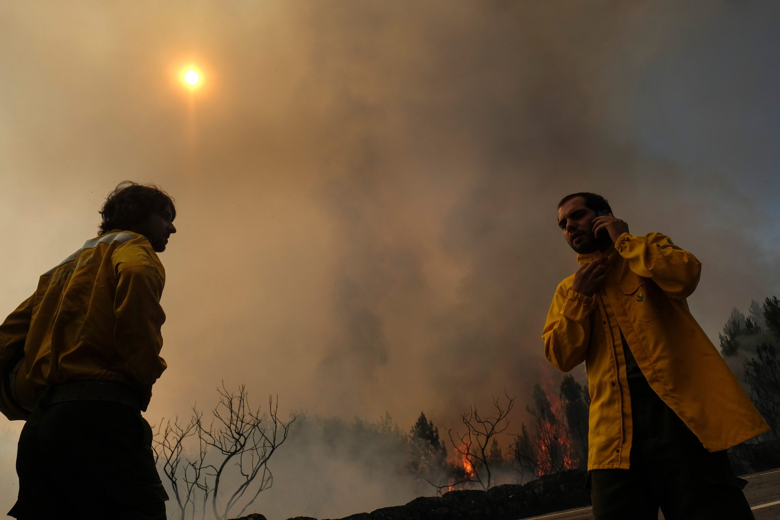 Incêndios: Quatrocentos bombeiros e cinco meios aéreos combatem às 20:00 dois fogos no distrito de Viseu