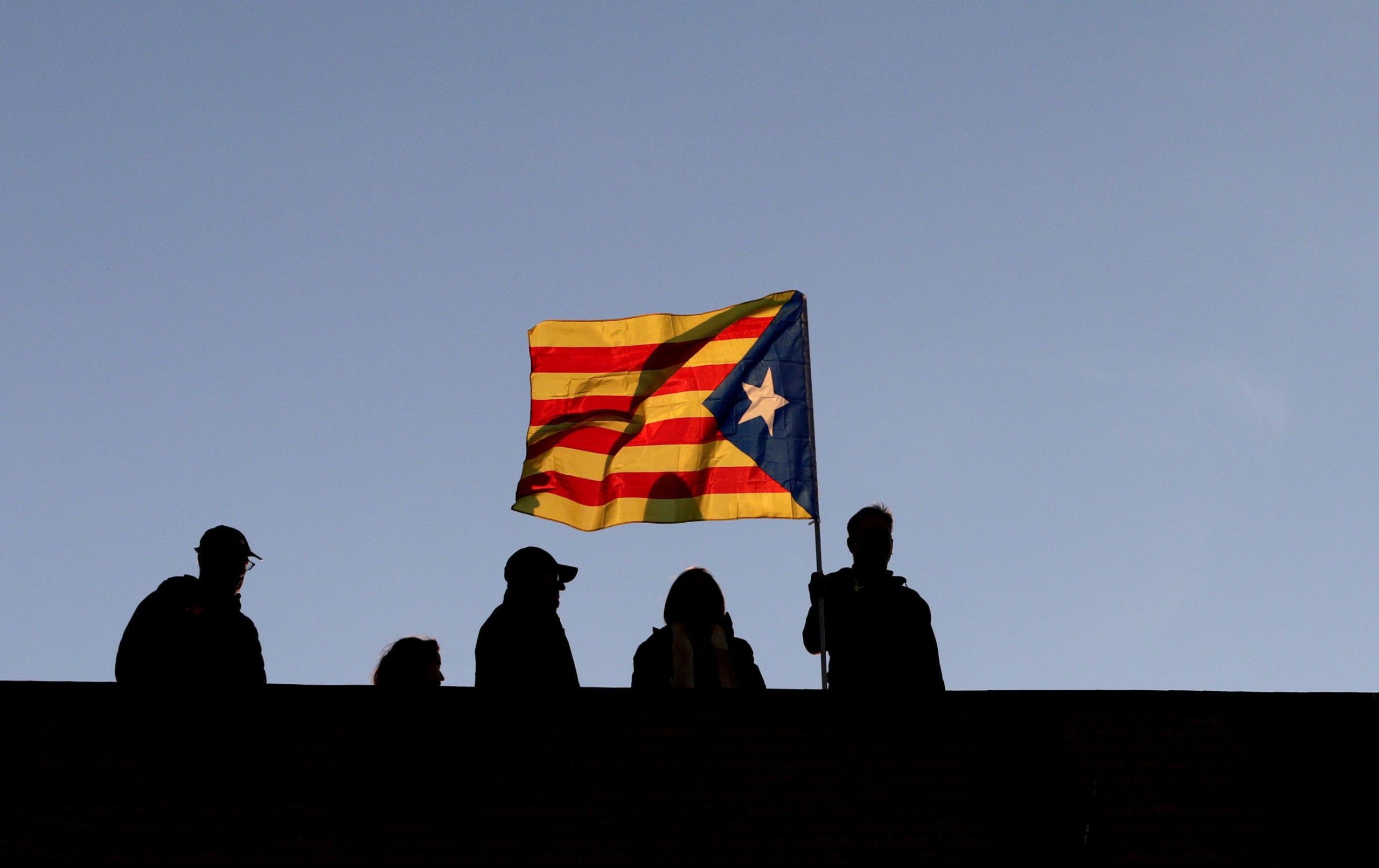 “O rei espanhol não é bem-vindo às terras catalãs”: Independentistas colocam faixa contra visita de Filipe Vi a Barcelona